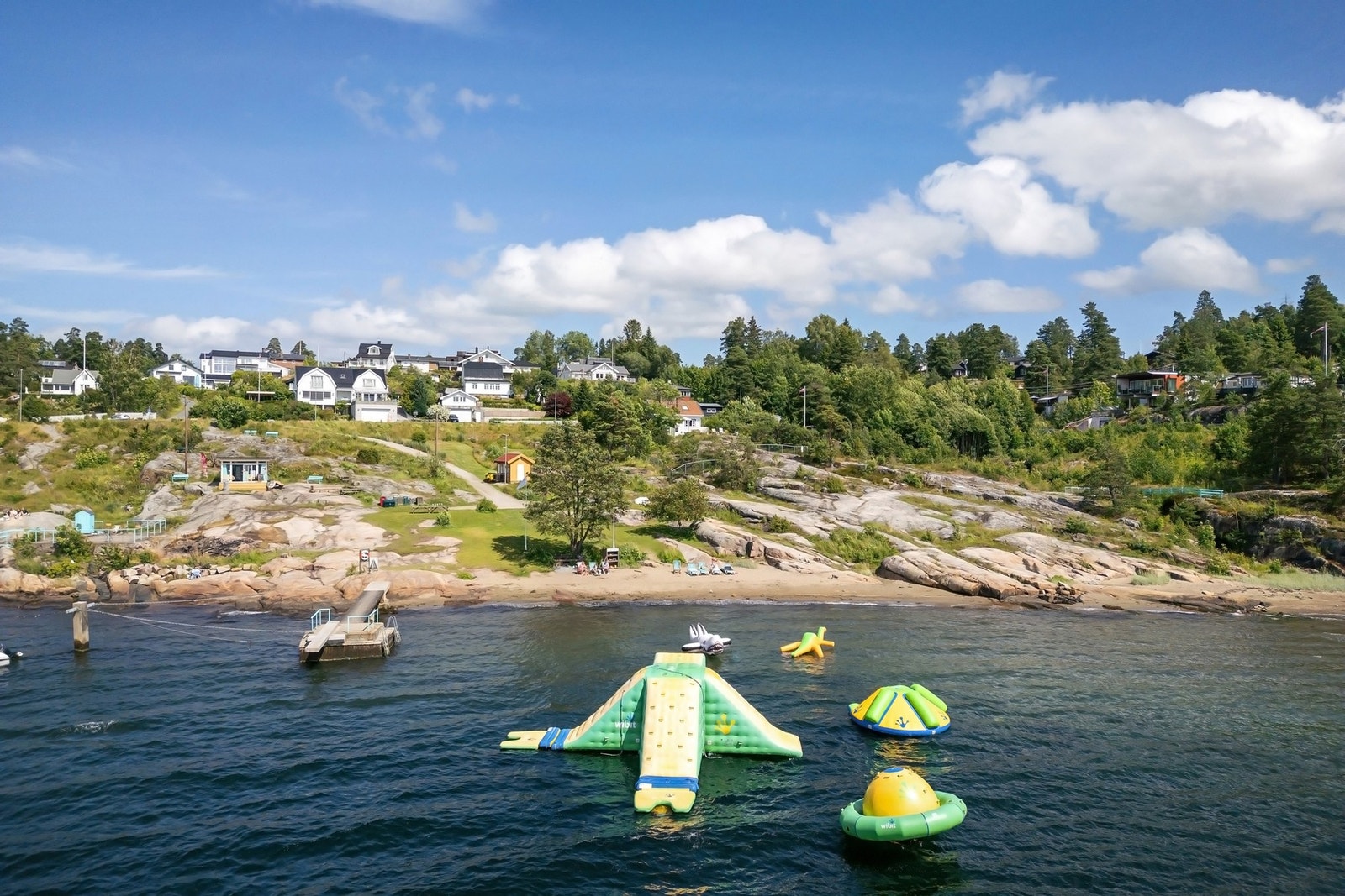 Gangavstand til populær badestrand, marina og uteservering ved brygga i sommerhalvåret. Galleribilde