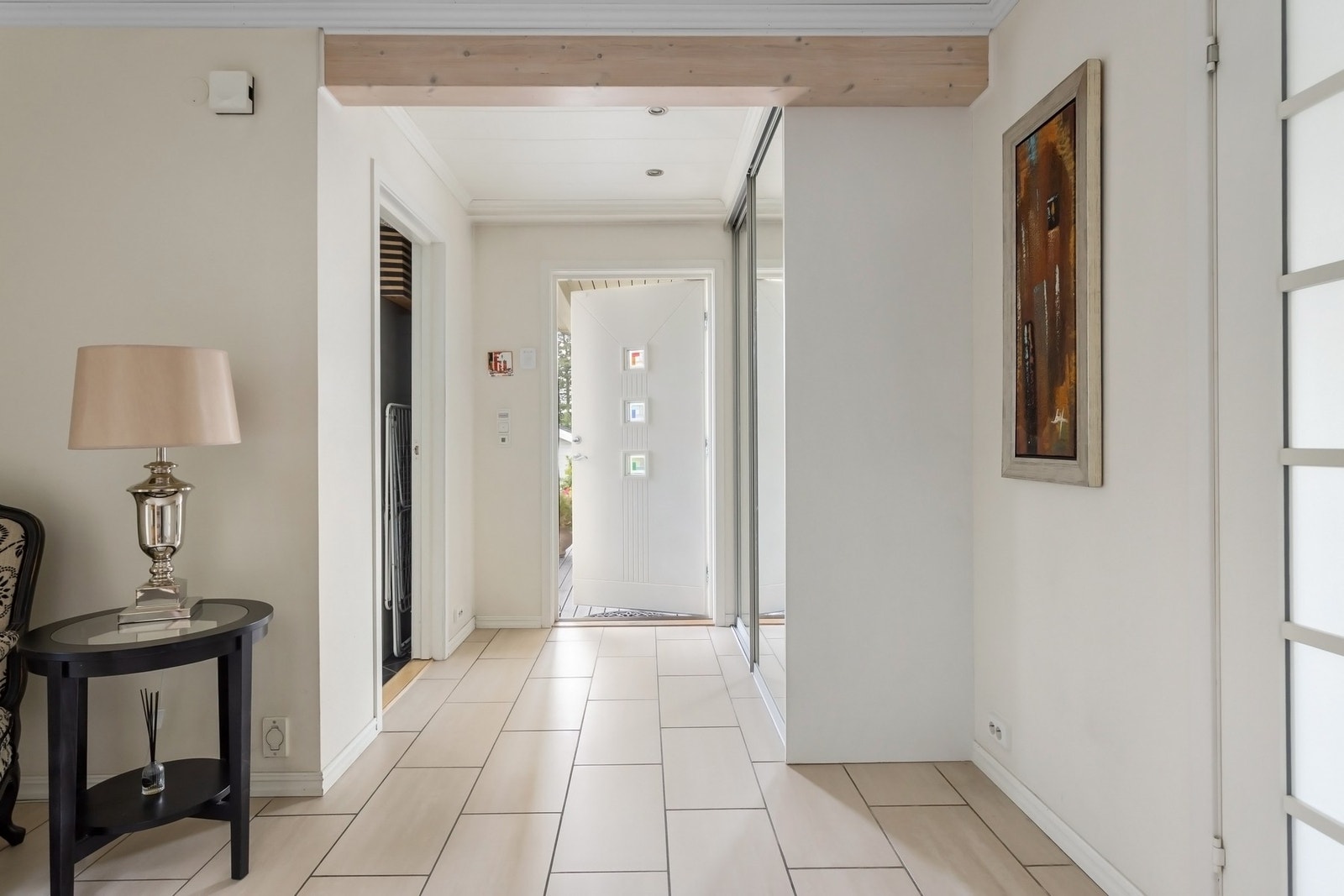 Innbydende entré med garderobeskap og flislagt gulv. Galleribilde