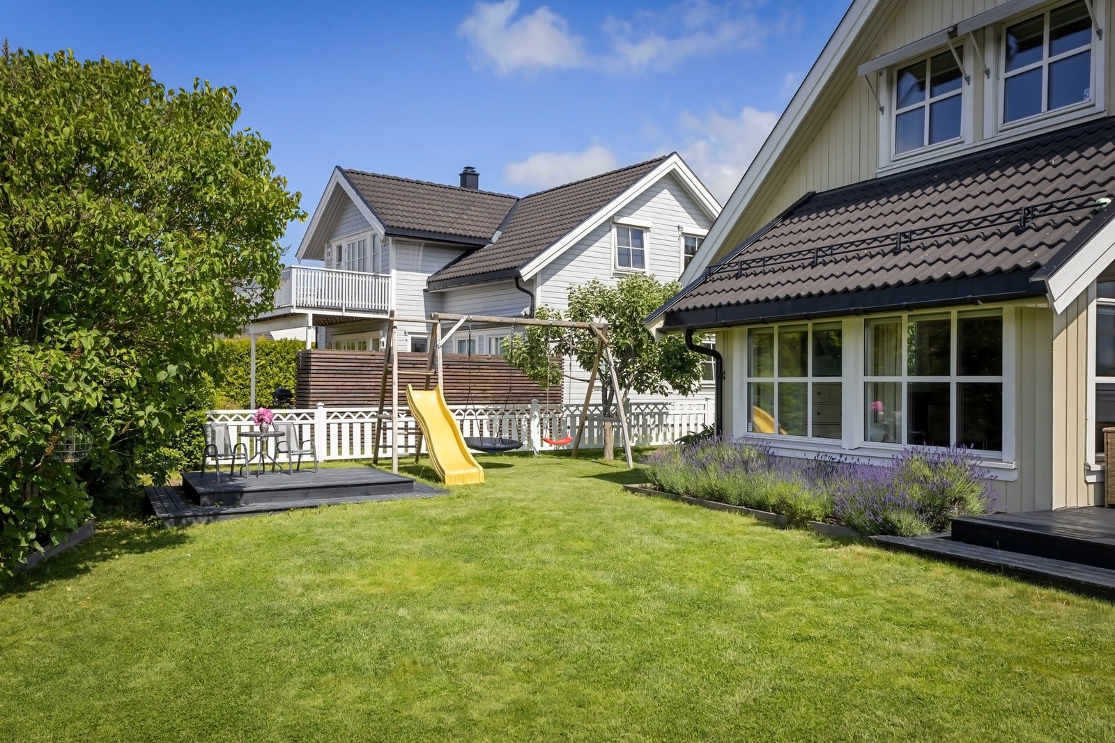 Velholdt hage med god plass til både lek og avslapning. Galleribilde