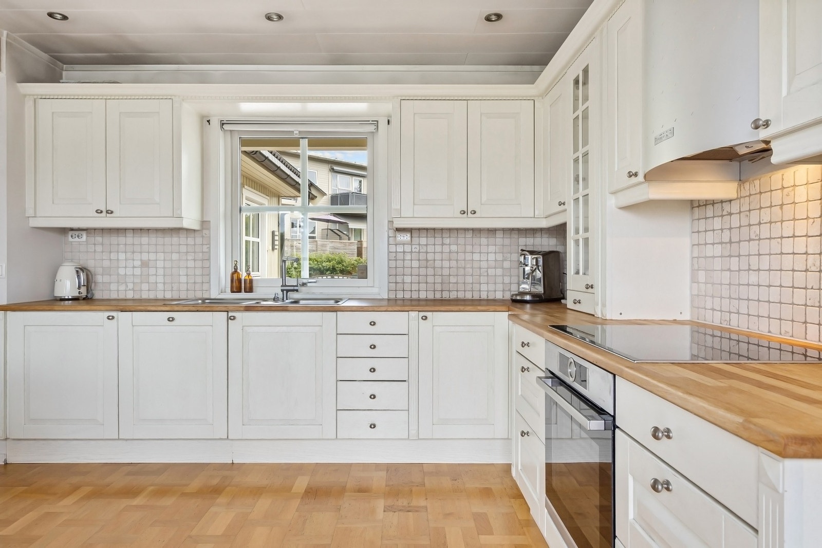 Godt med arbeidsflate og rikelig oppbevaringsplass i både skuffer og skap. Galleribilde