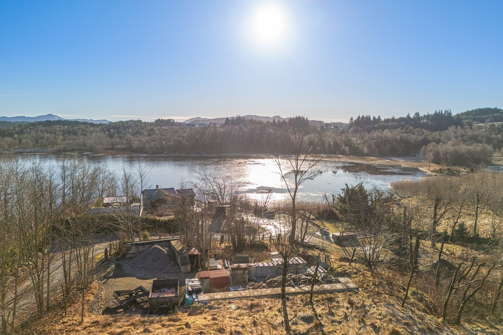 Dronebilde fra tomten tatt litt i høyden. Galleribilde