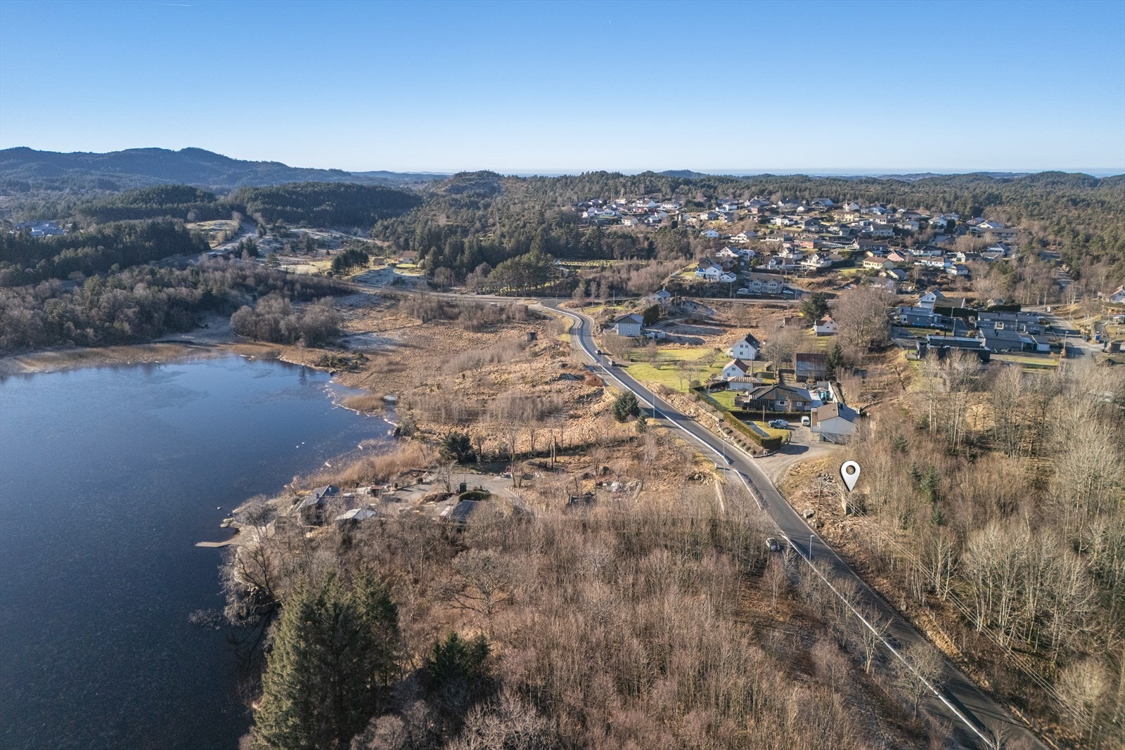 Eiendommen er beliggende like utenfor etablert boligfelt. Galleribilde