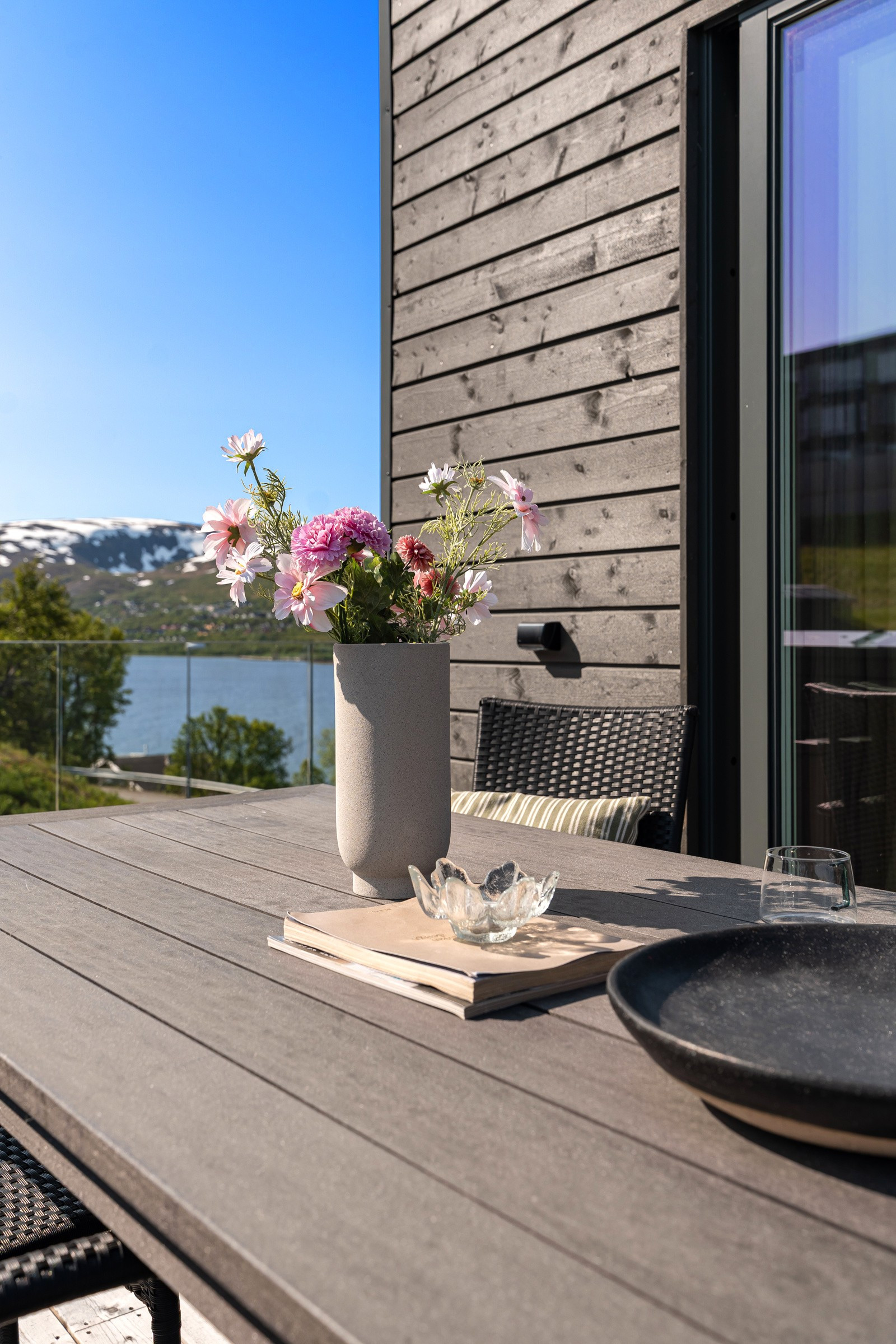 Her har du god plass til utemøblement og grill.