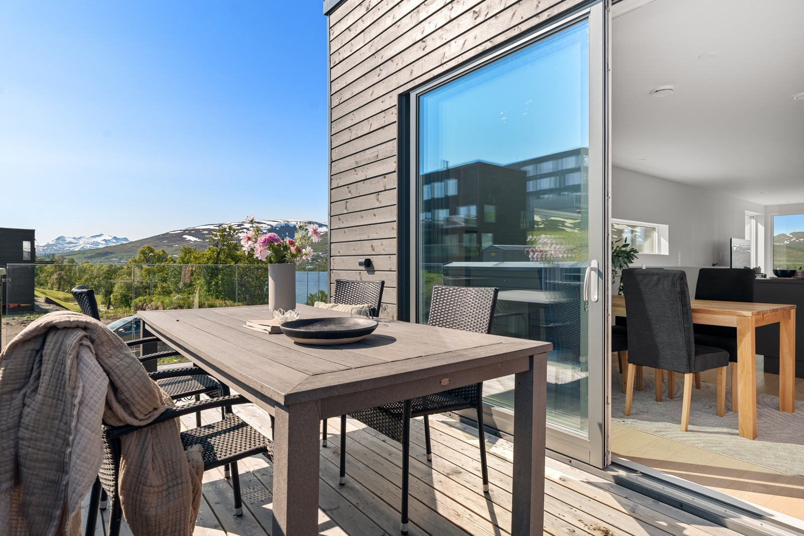 Fra spisestua har du utgang til en romslig og solrik terrasse.