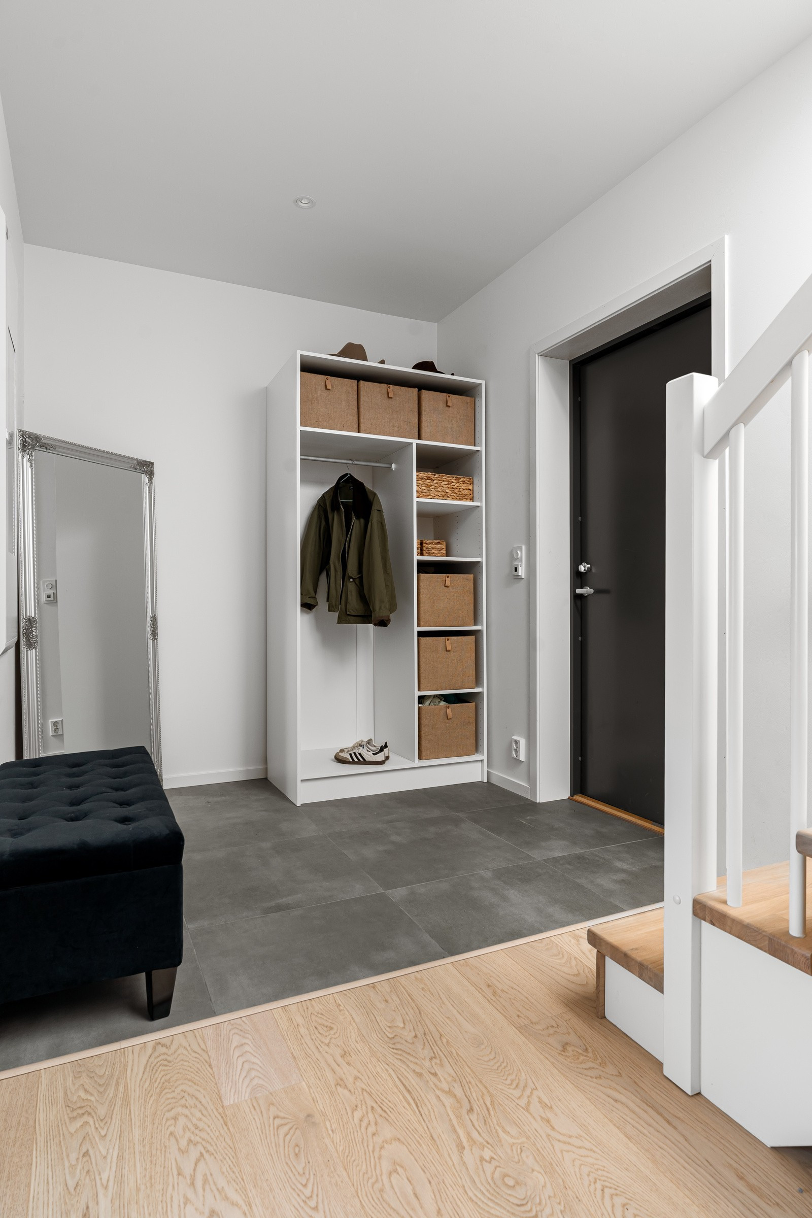 Velkommen inn! God plass til å henge av deg yttertøyet i gangen.