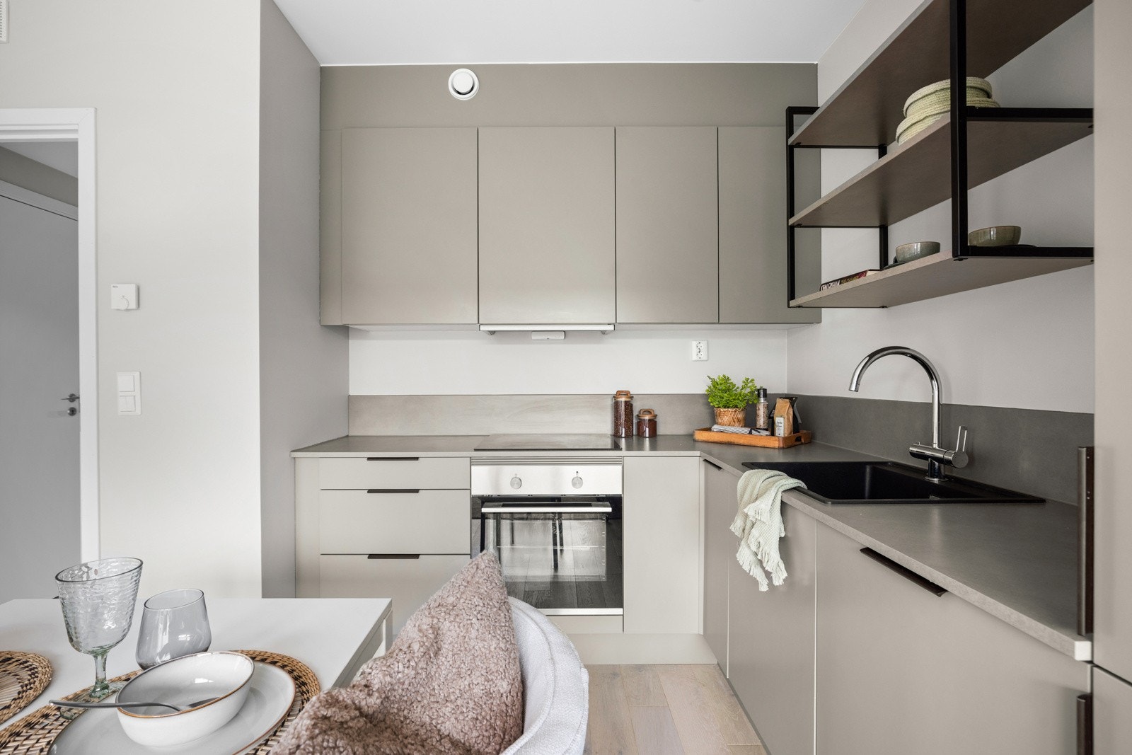 Lekkert kjøkken fra HTH med integrerte hvitevarer Galleribilde