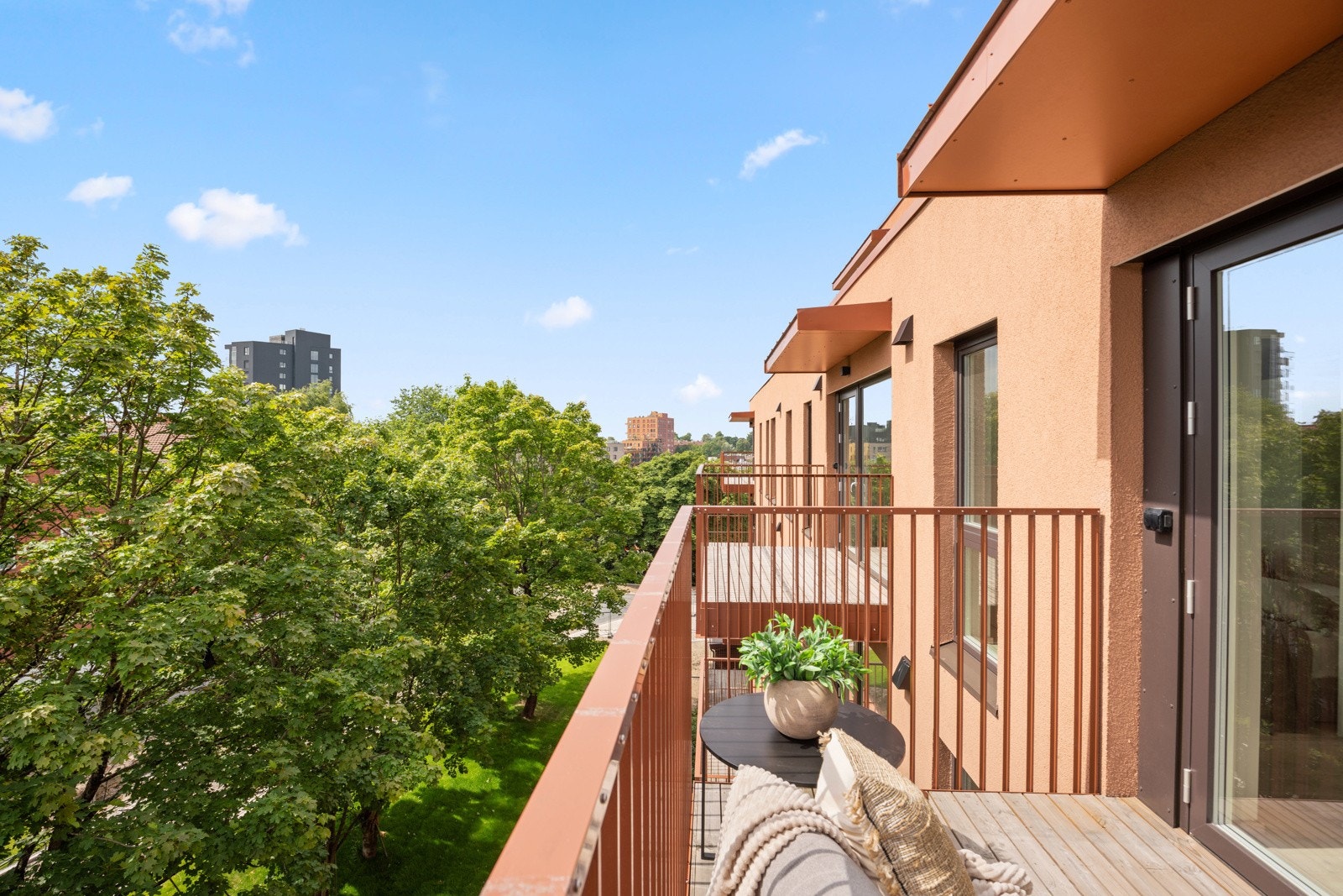 Stor og solrik balkong med åpen og flott utsikt Galleribilde