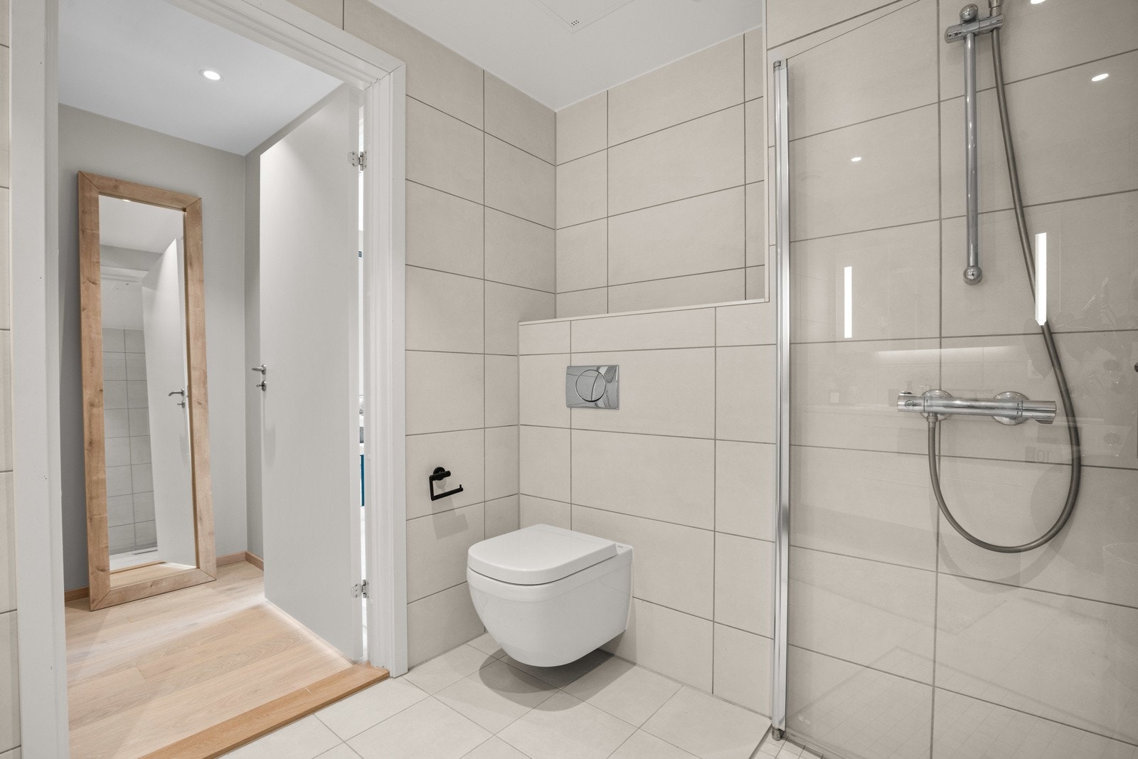 Delikat baderom med gulvvarme og opplegg for vaskemaskin Galleribilde