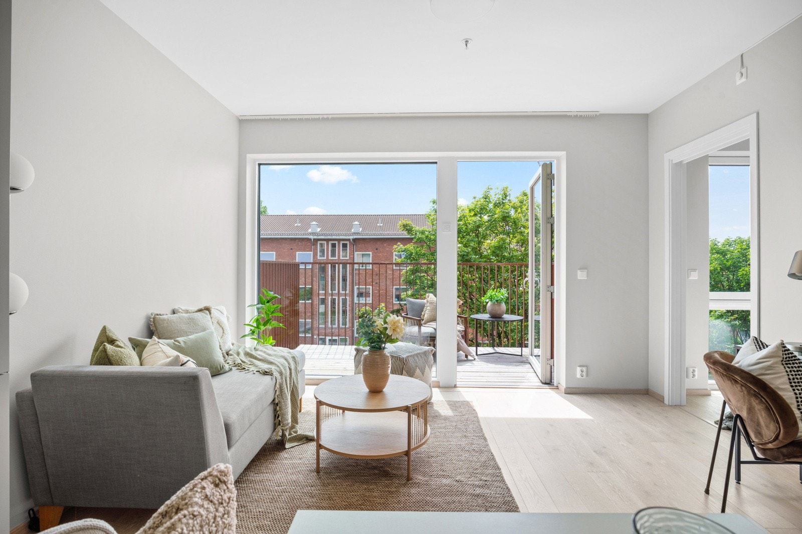 Store vindusflater som sørger for rikelig med naturlig lys Galleribilde