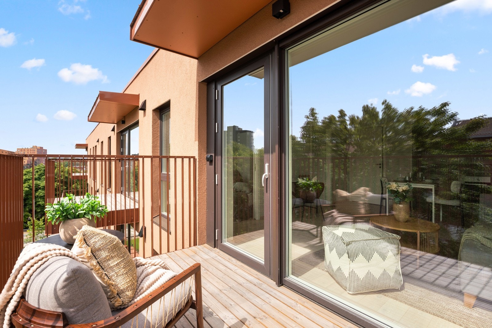 Stor og solrik balkong med åpen og flott utsikt Galleribilde