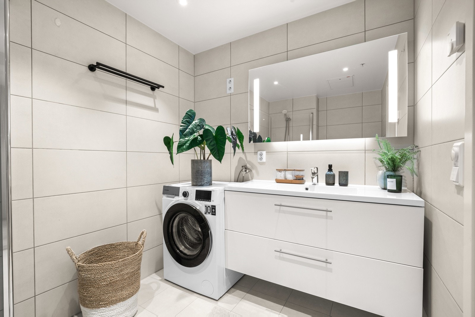 Delikat baderom med gulvvarme og opplegg for vaskemaskin Galleribilde