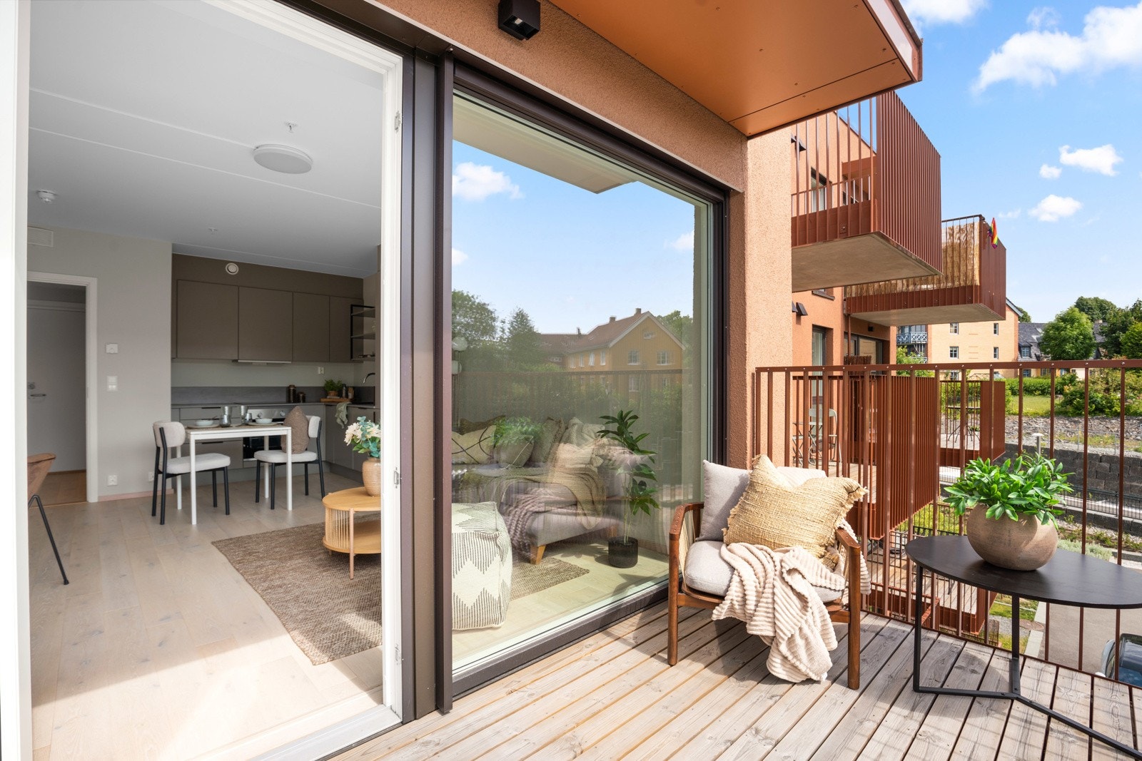 Stor og solrik balkong med åpen og flott utsikt Galleribilde