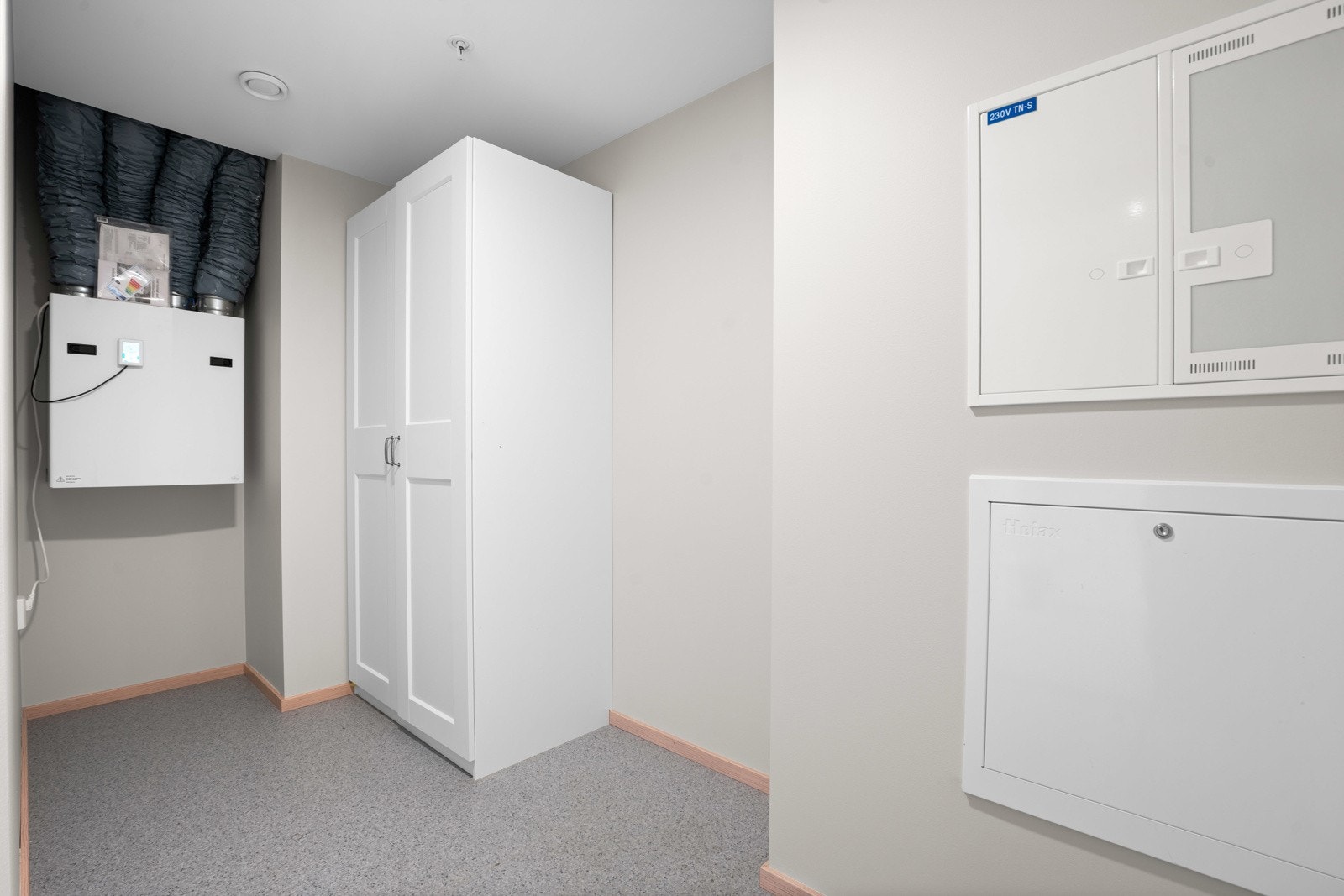 Stor innvendig bod/walk-in garderobe i entréen Galleribilde