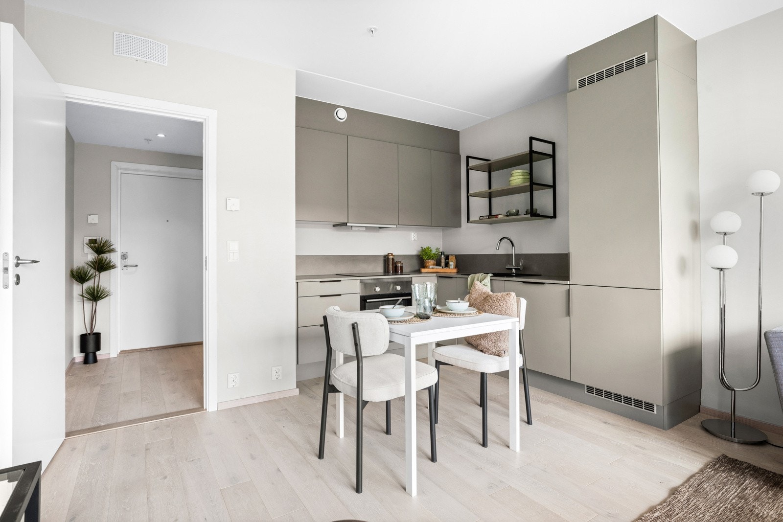 Lekkert kjøkken fra HTH med integrerte hvitevarer Galleribilde