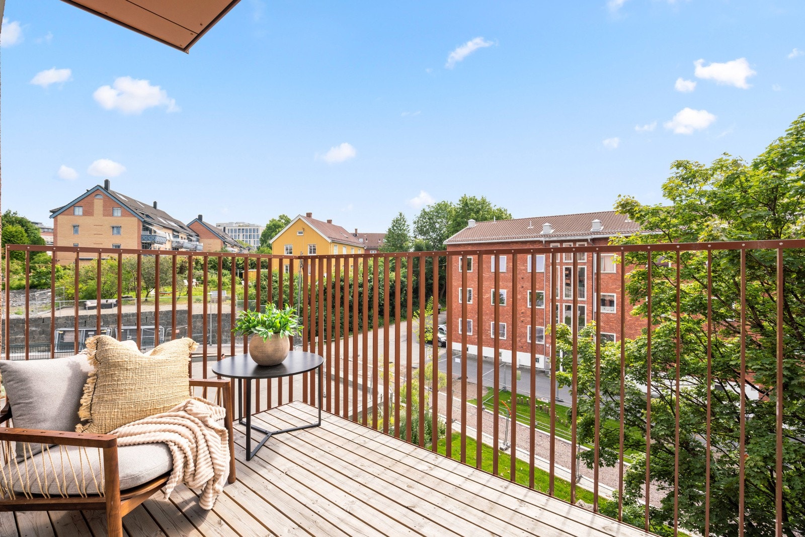 Stor og solrik balkong med åpen og flott utsikt Galleribilde