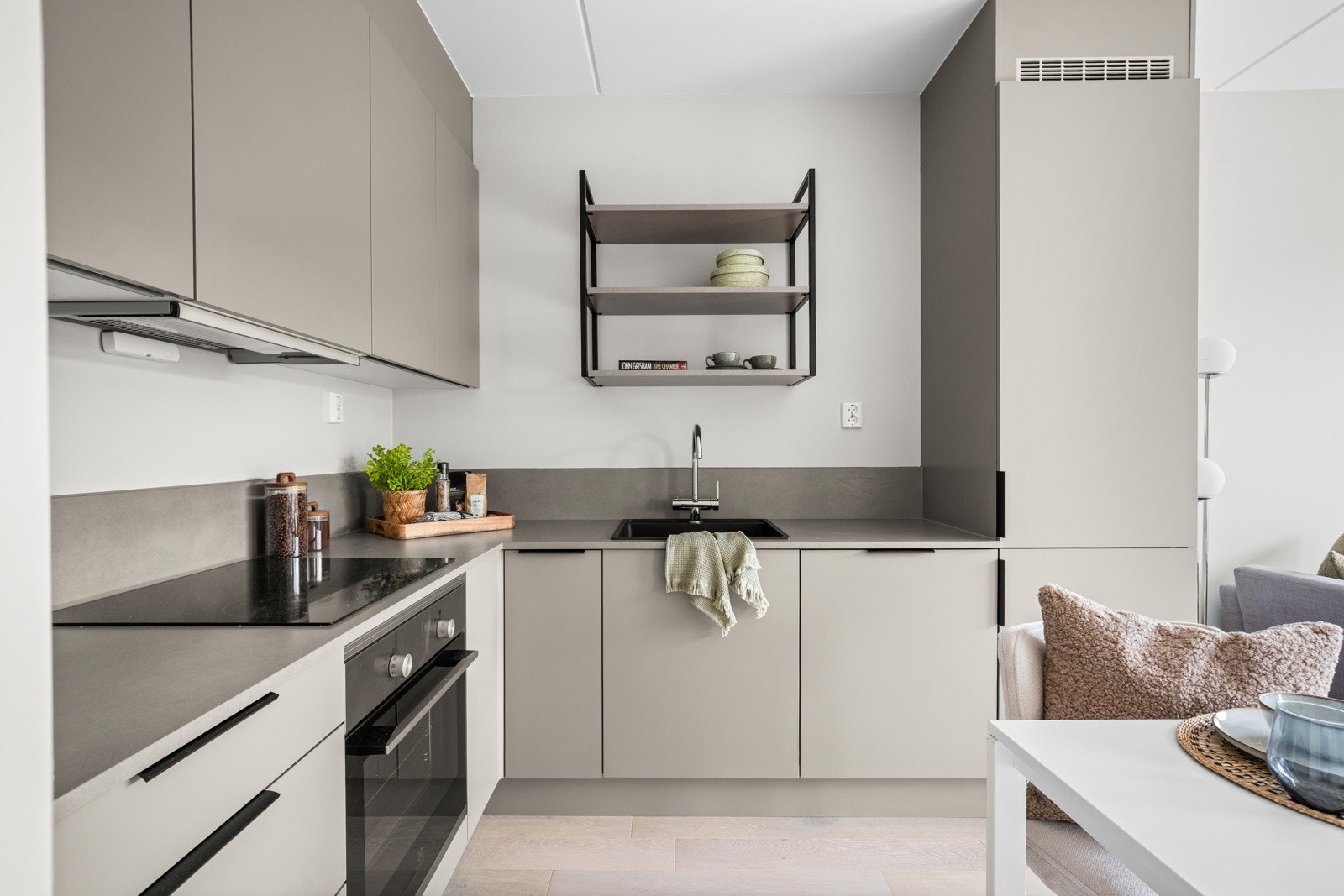 Lekkert kjøkken fra HTH med integrerte hvitevarer Galleribilde