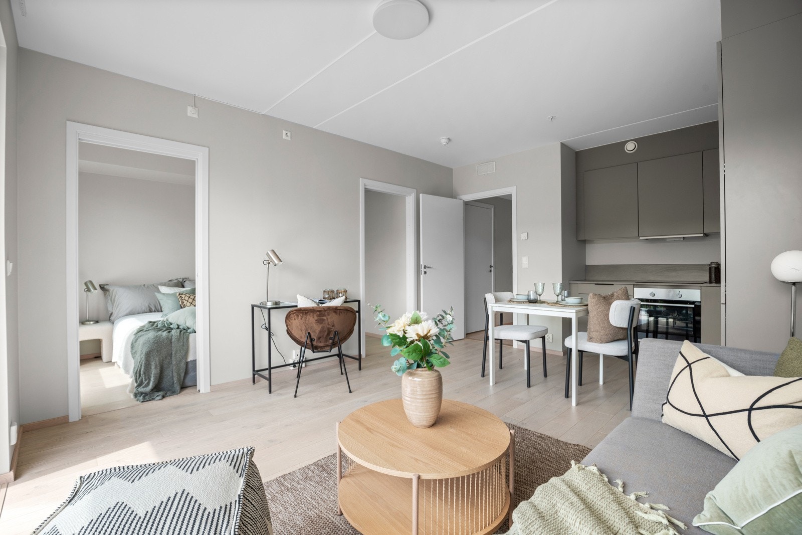 God plass til spisebord og sofagruppe i stuen Galleribilde