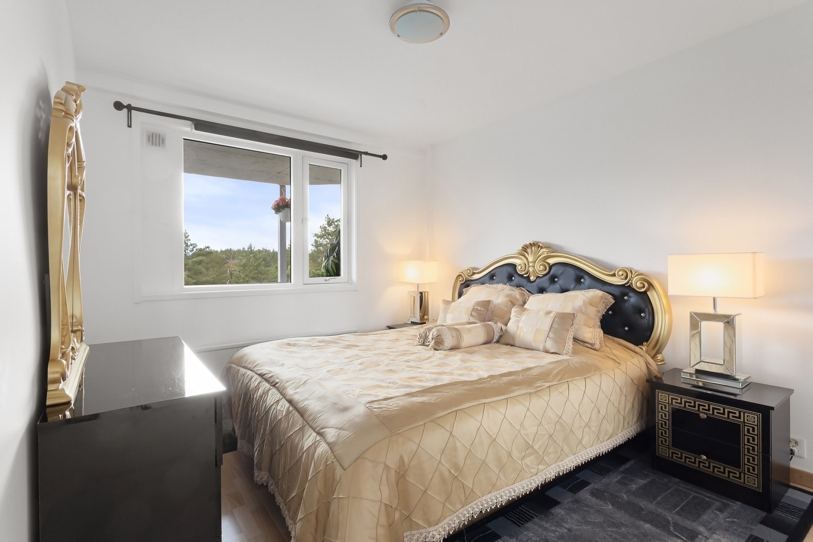 Soverom 1: Det er god plass til nattbord på begge sider, samt en ekstra kontorsone eller sminkebord, mulighetene er mange og valget er ditt /deres! Galleribilde