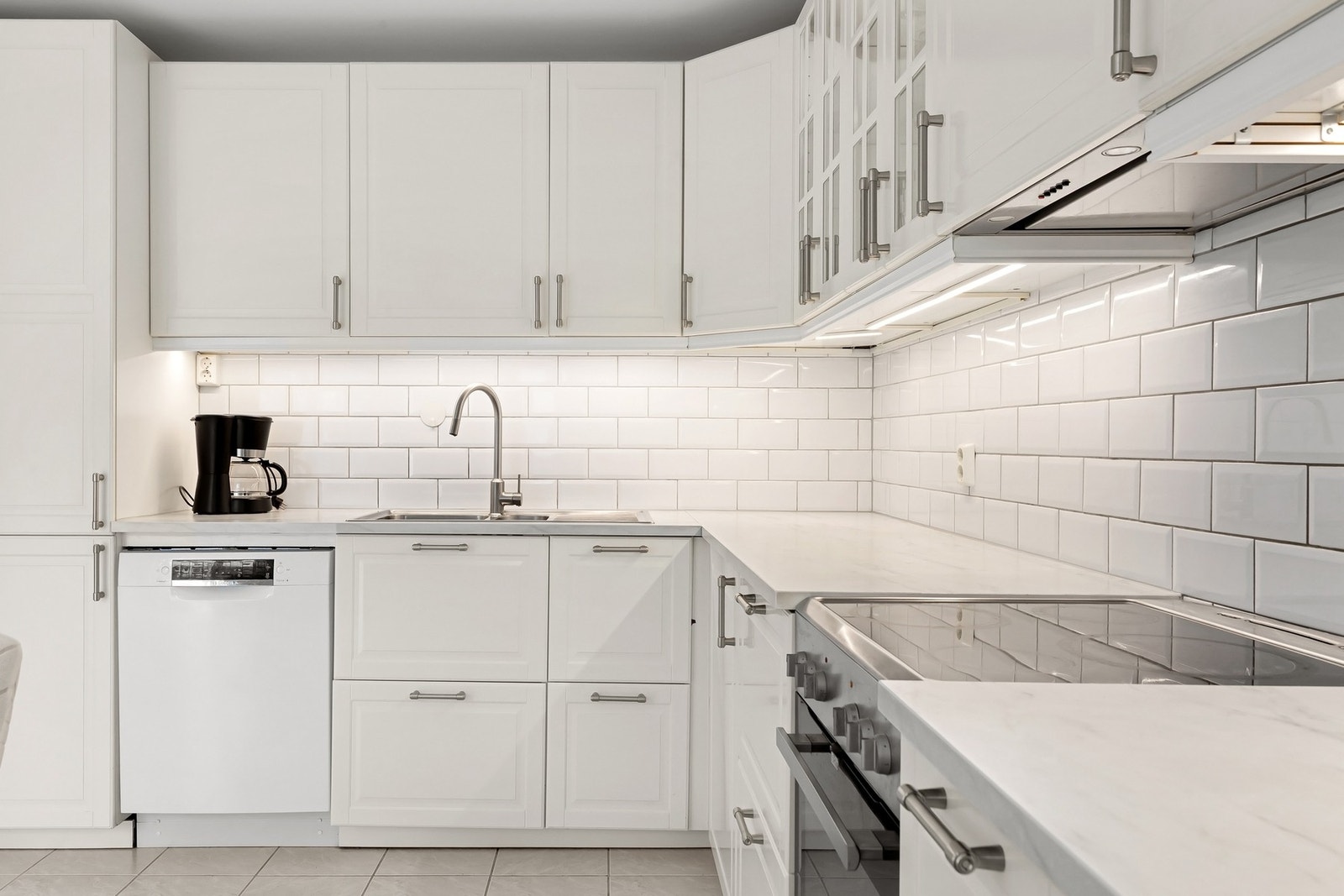 Kjøkkenet fremstår som en invitasjon til kokkekunst på sitt beste. Galleribilde