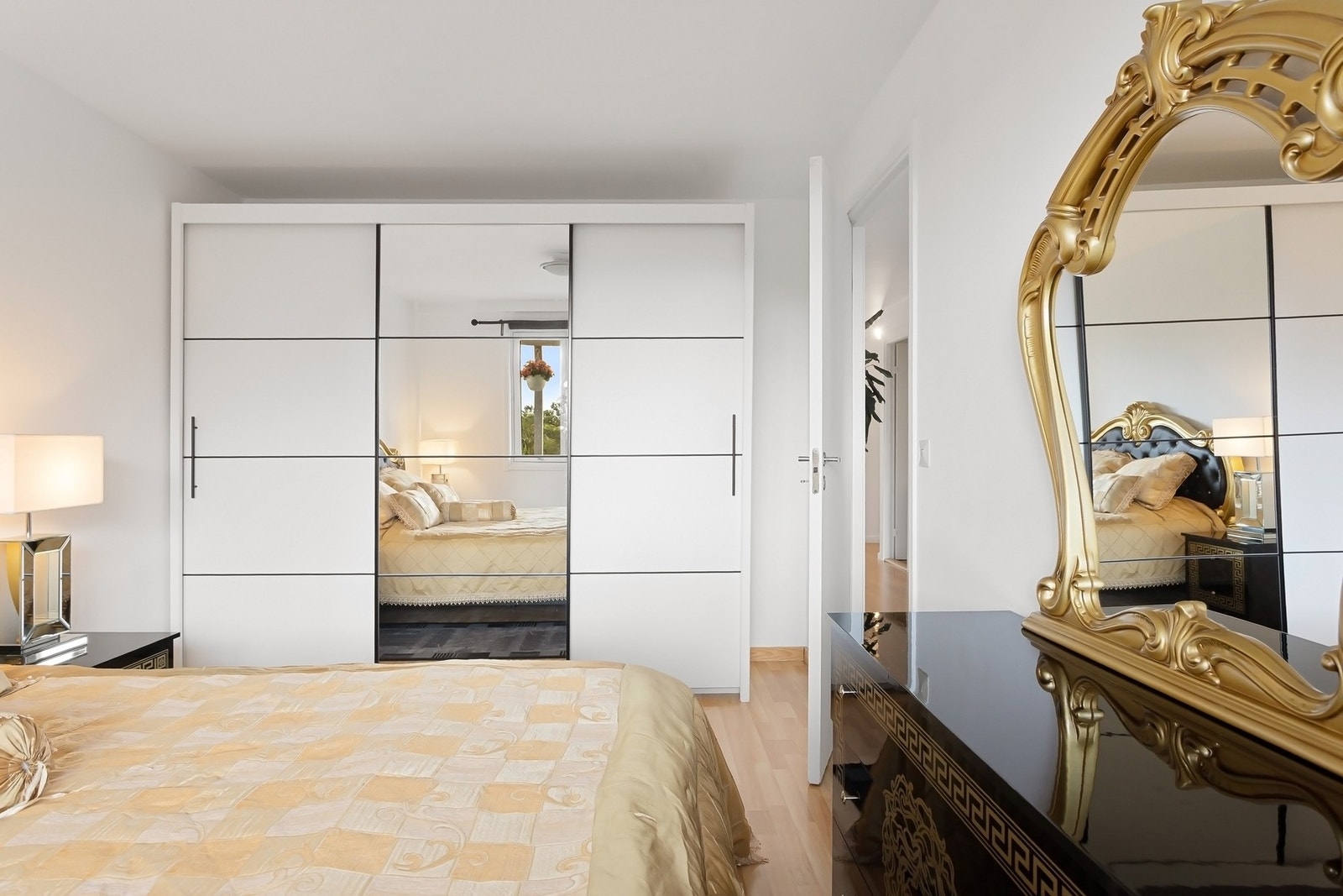 Praktisk skyvedørsgarderobe med rikelig plass for klesplaggene. Galleribilde