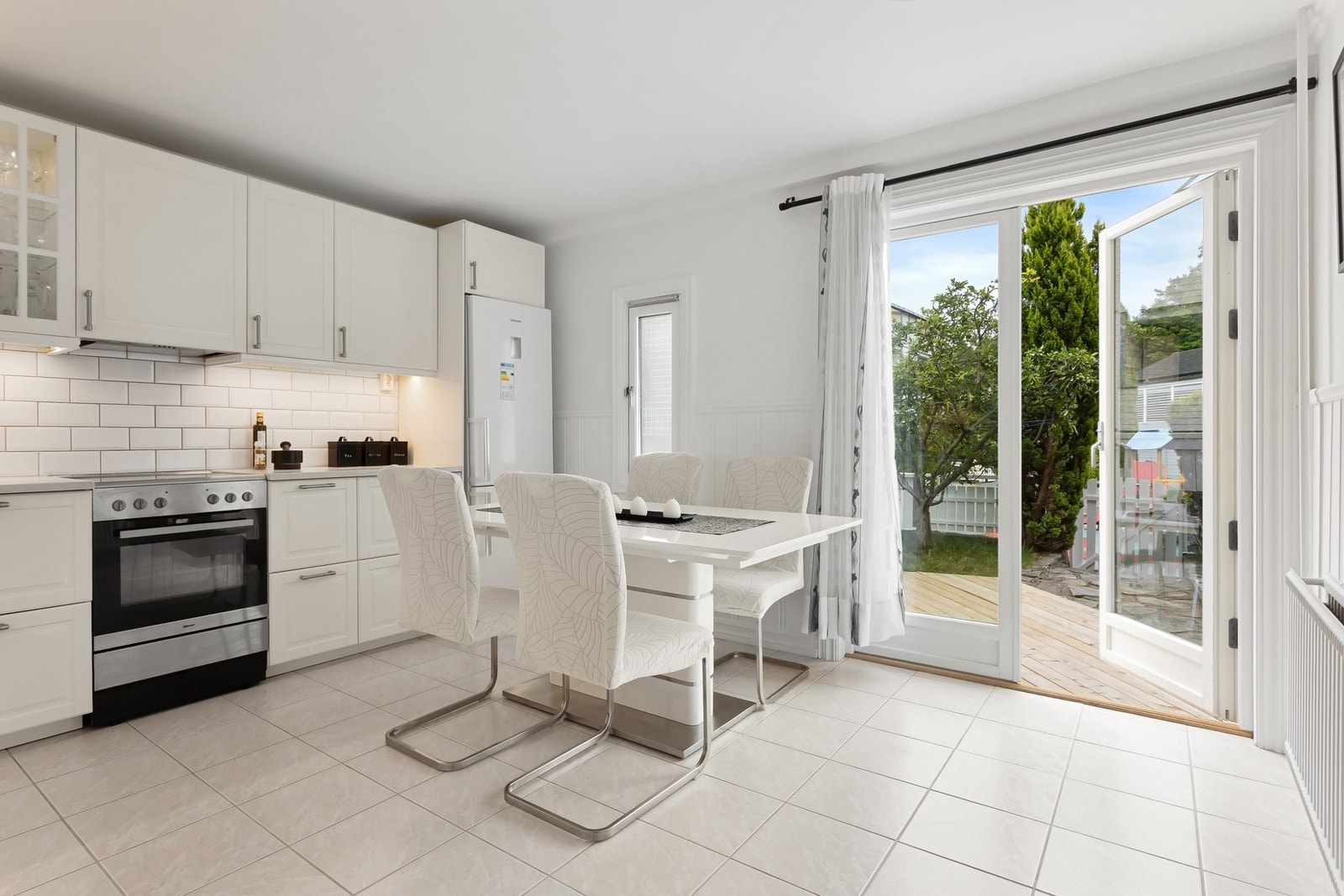 Utgang til hagen med epletre. Galleribilde