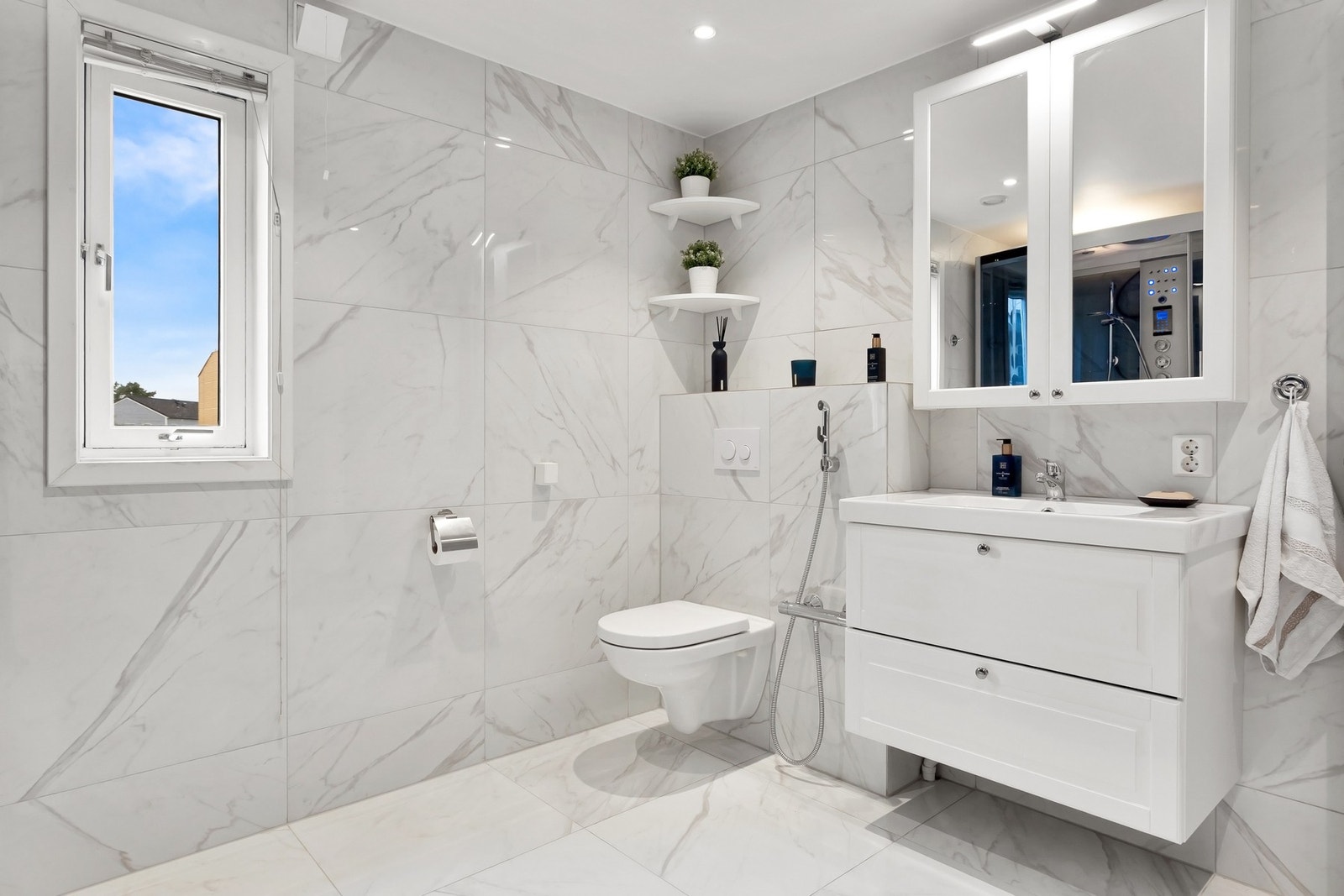 Badet har en tidsriktig og pen innredning. Galleribilde