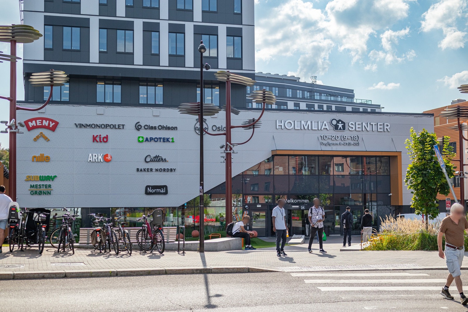 Kjøpesenter med stort utvalg av butikker. Galleribilde