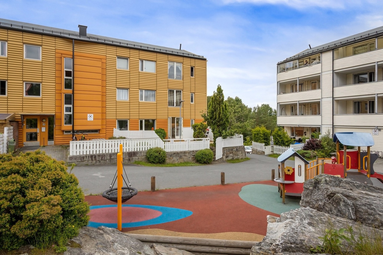 Lekeplass, her leker barna under foreldres oppsyn. Galleribilde