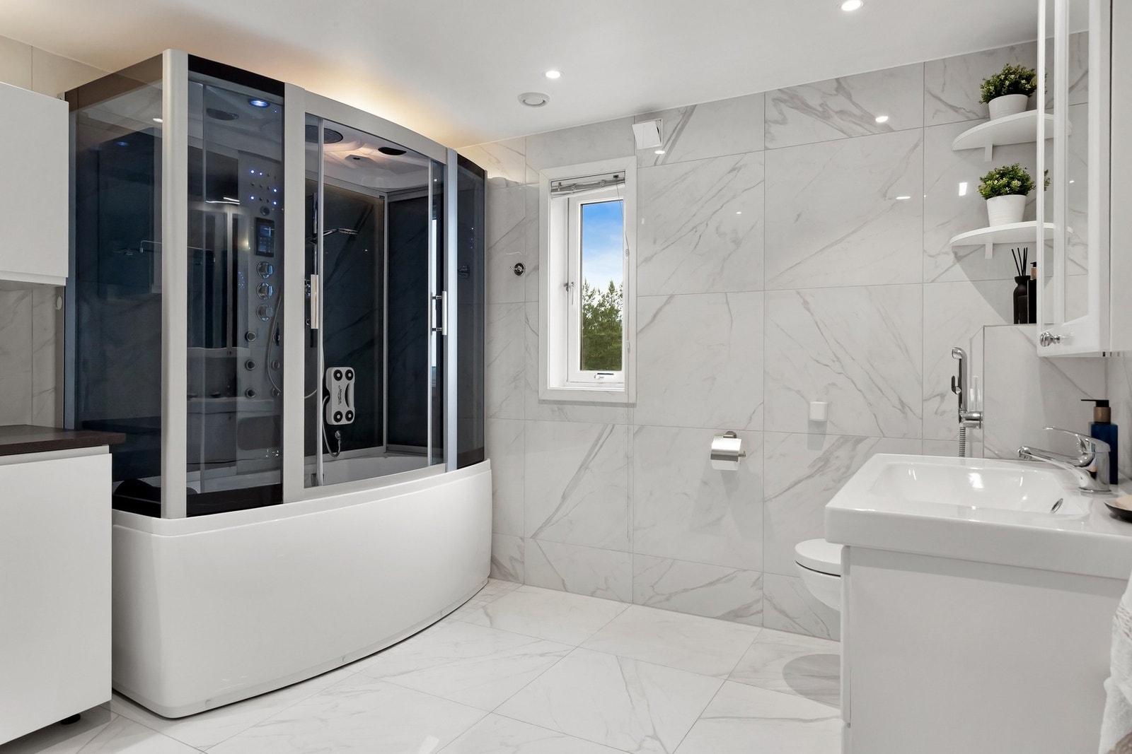 Bad fra 2021
Lyst, friskt og delikat bad med opplegg for vaskemaskin. Galleribilde