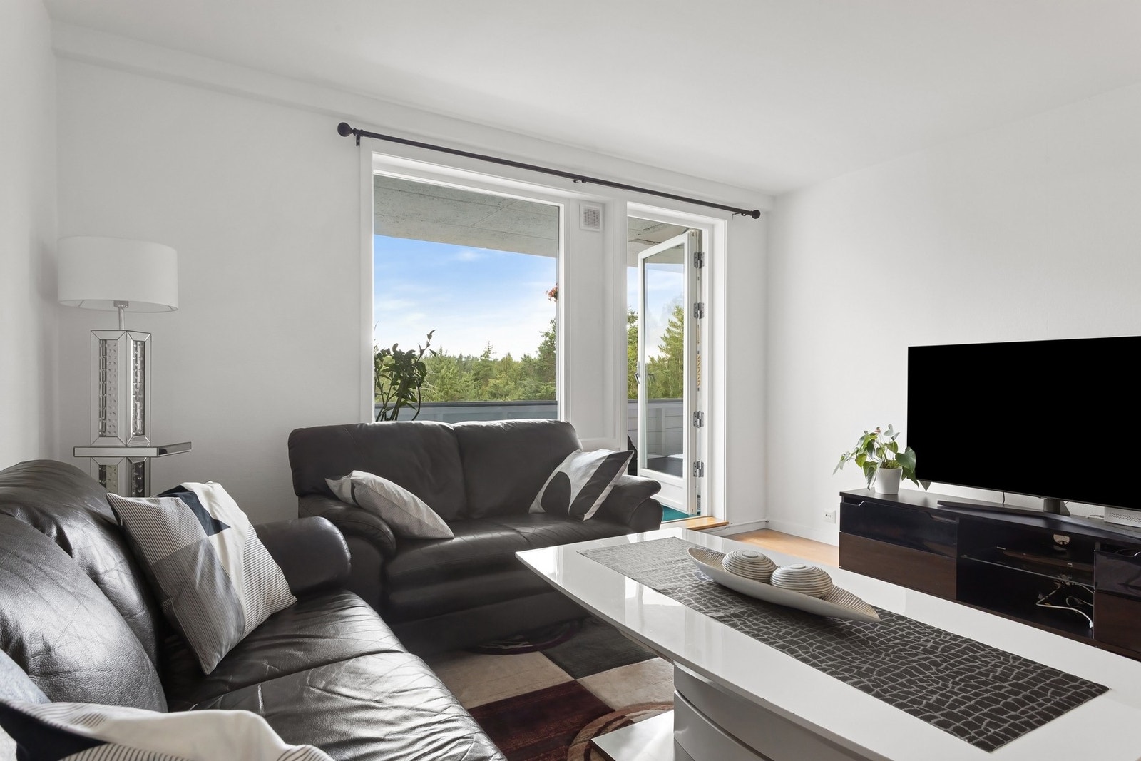 Stuen kan deles opp i flere møbleringssoner, her får du plass til alt du ønsker deg. Galleribilde