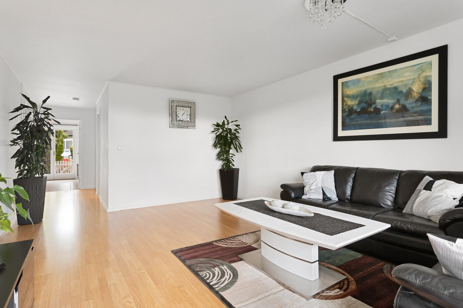 God plass til spisebord for flere gjester, eller en ytterligere møbleringssone. Galleribilde