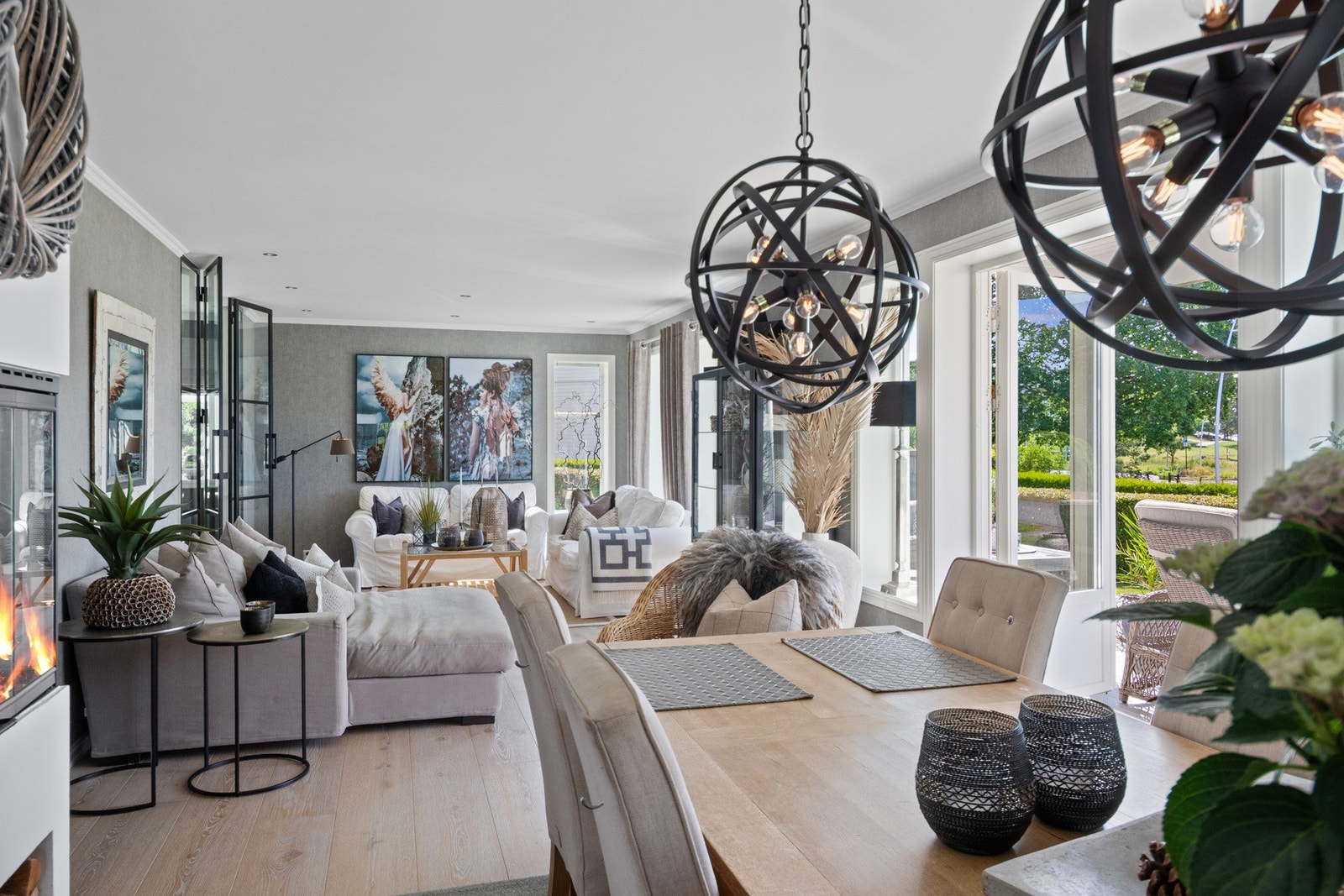 Dagslyset i stuen suppleres ypperlig av downlights i deler av himlingen. Galleribilde