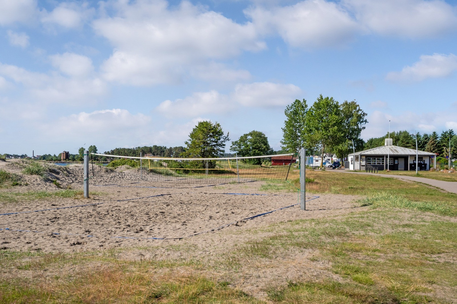 Badeflåte, volleyballnett, kiosk, kommunalt toalett- og dusjanlegg er bare noe av det stranden har å by på. Galleribilde