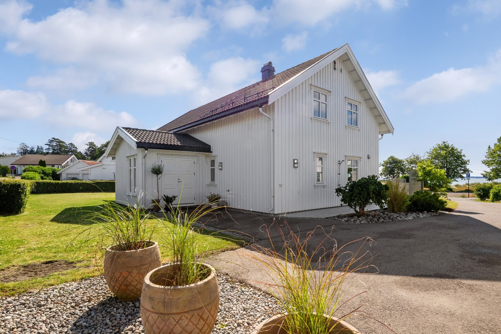 Velkommen inn i et gjennomført familiehjem med høy funksjonalitet. Galleribilde