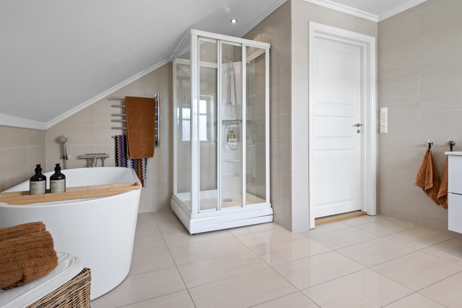 Her finner du både dusjkabinett og et nytt, lekkert badekar med dusjløsning. Galleribilde