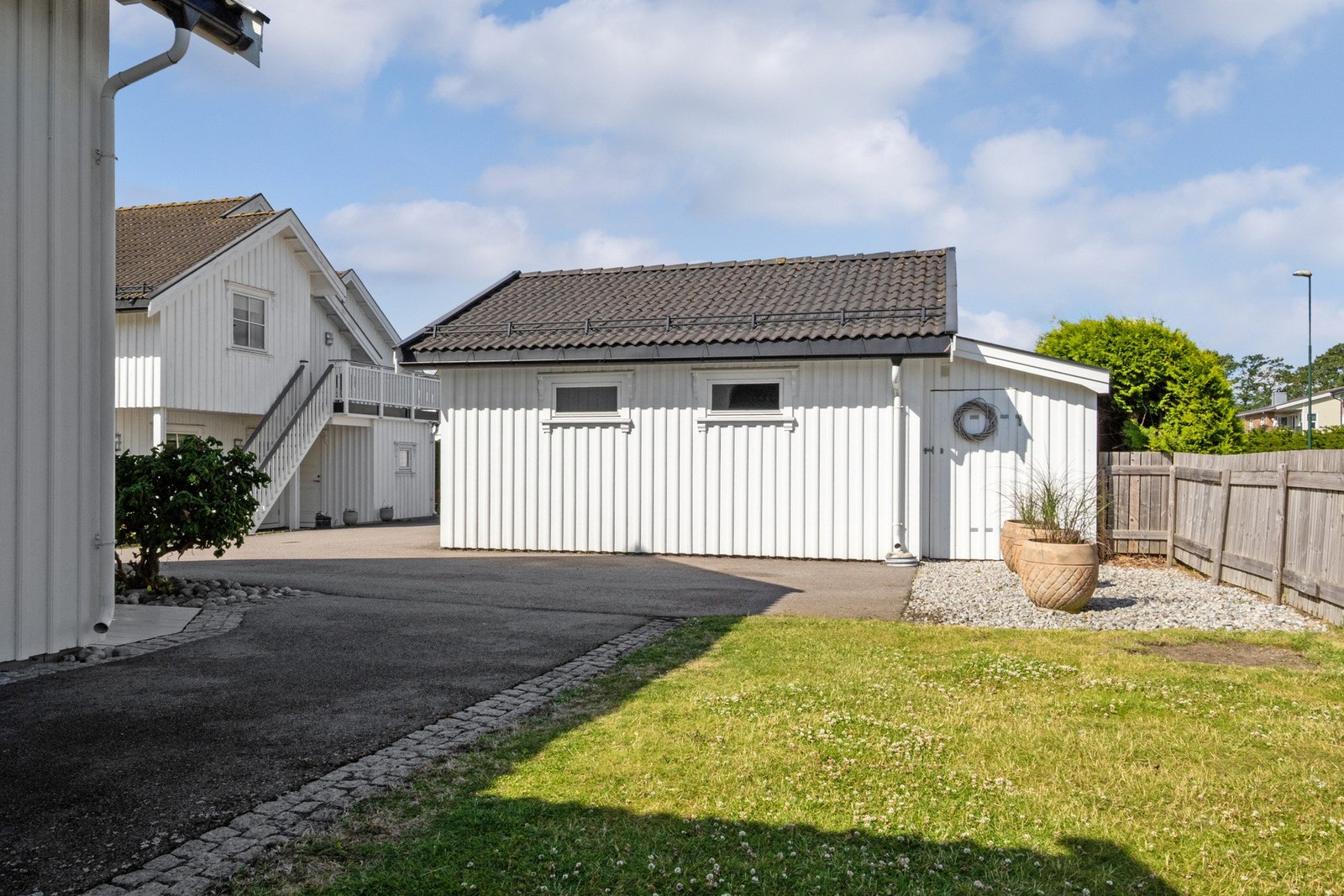 I tillegg er det to uteboder på baksiden av garasjen. Galleribilde