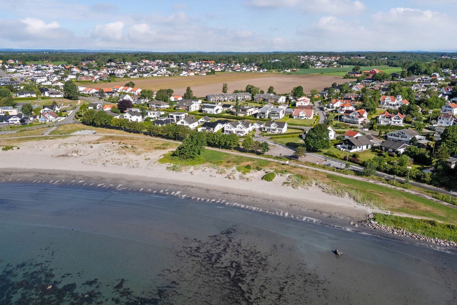 Eiendommen ligger i et attraktivt og barnevennlig boligområde på Ringshaug, rett ved Ringshaugstranda. Galleribilde