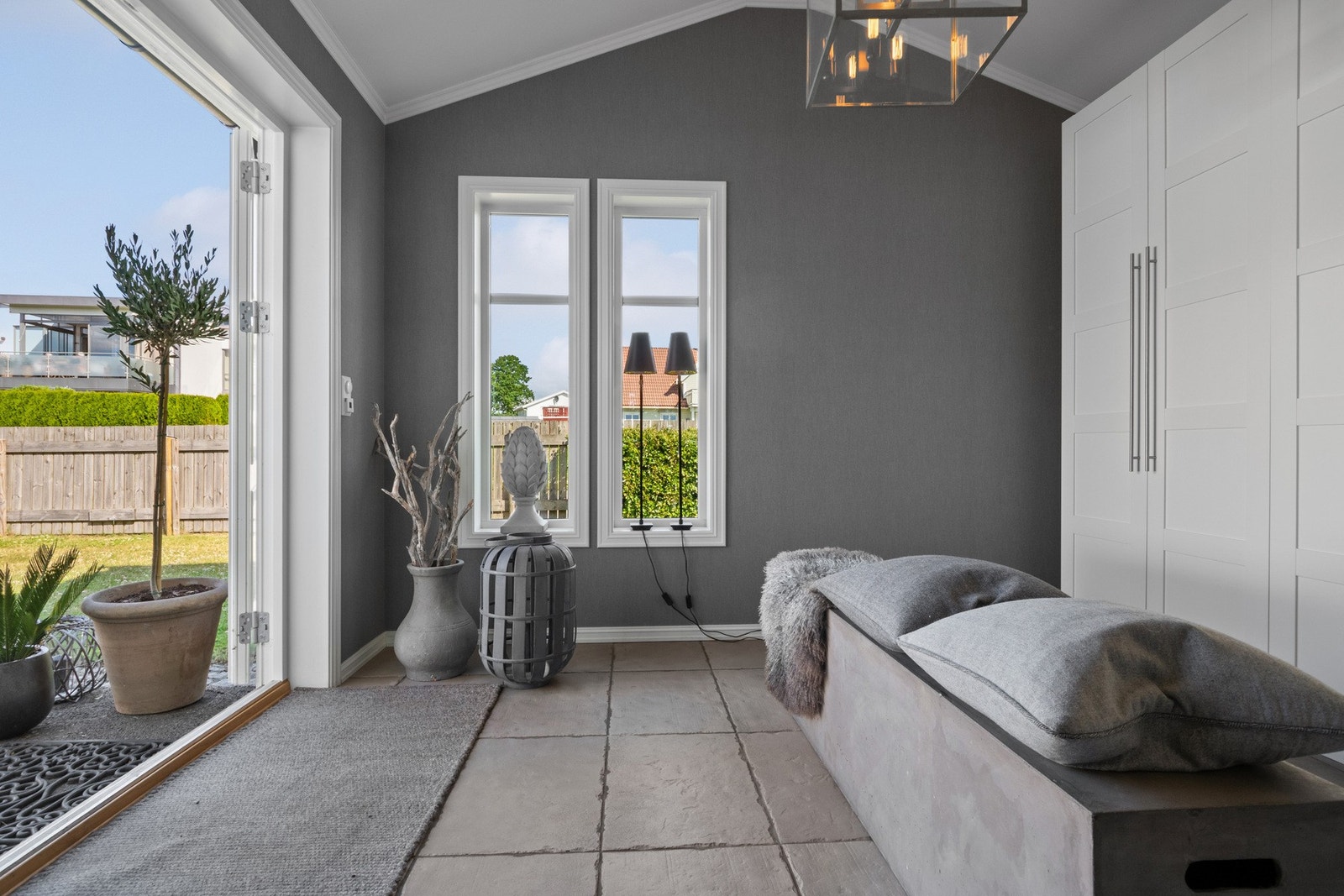 Entreen gir et meget godt førsteinntrykk, med tapetserte grå vegger, god takhøyde og varme under store, lysegrå gulvfliser. Galleribilde