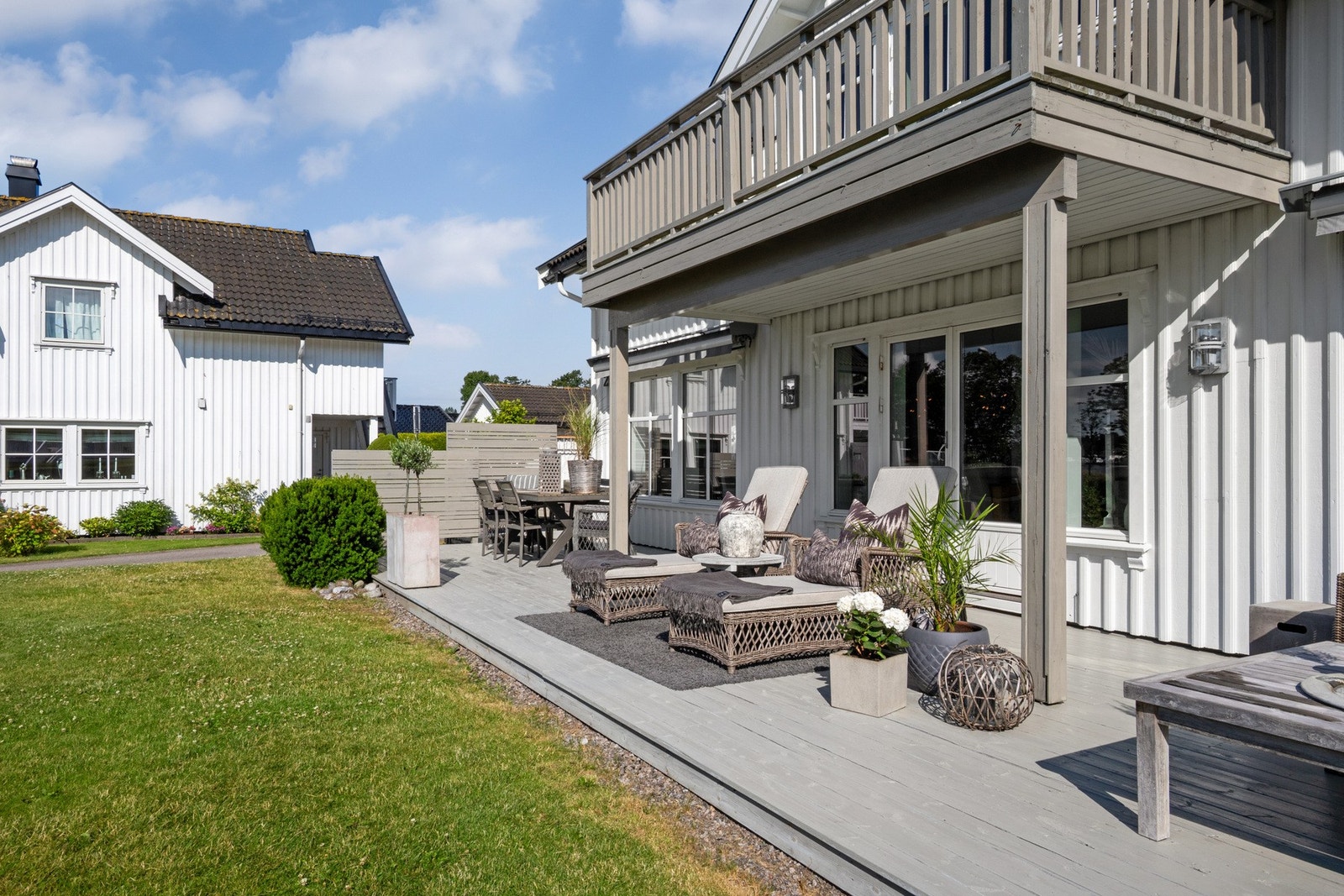 Belysning er montert, og terrassen har markiser, levegger for skjerming og et samlet areal på ca. 54 kvm. Galleribilde