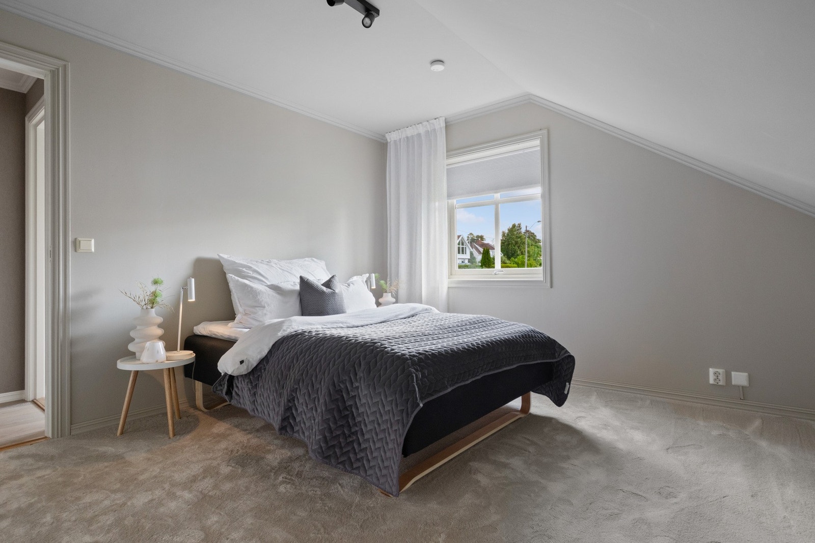 På tre av soverommene er det nylig lagt vegg-til-vegg-teppe som gir en lun og behagelig atmosfære. Galleribilde