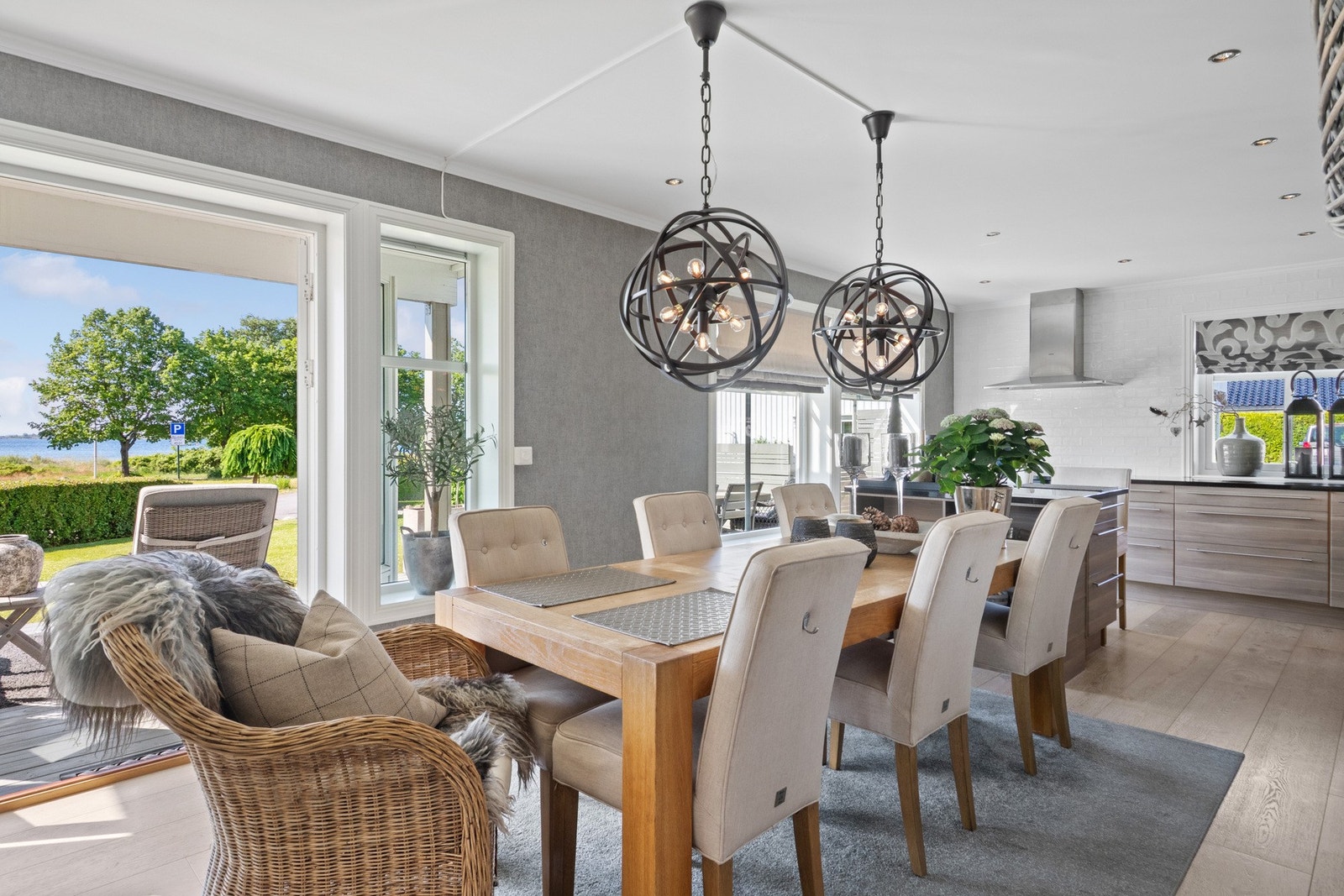 Kjøkkenet er stilrent og moderne, der god skap- og benkeplass gir fine arbeidsforhold for familien. Galleribilde