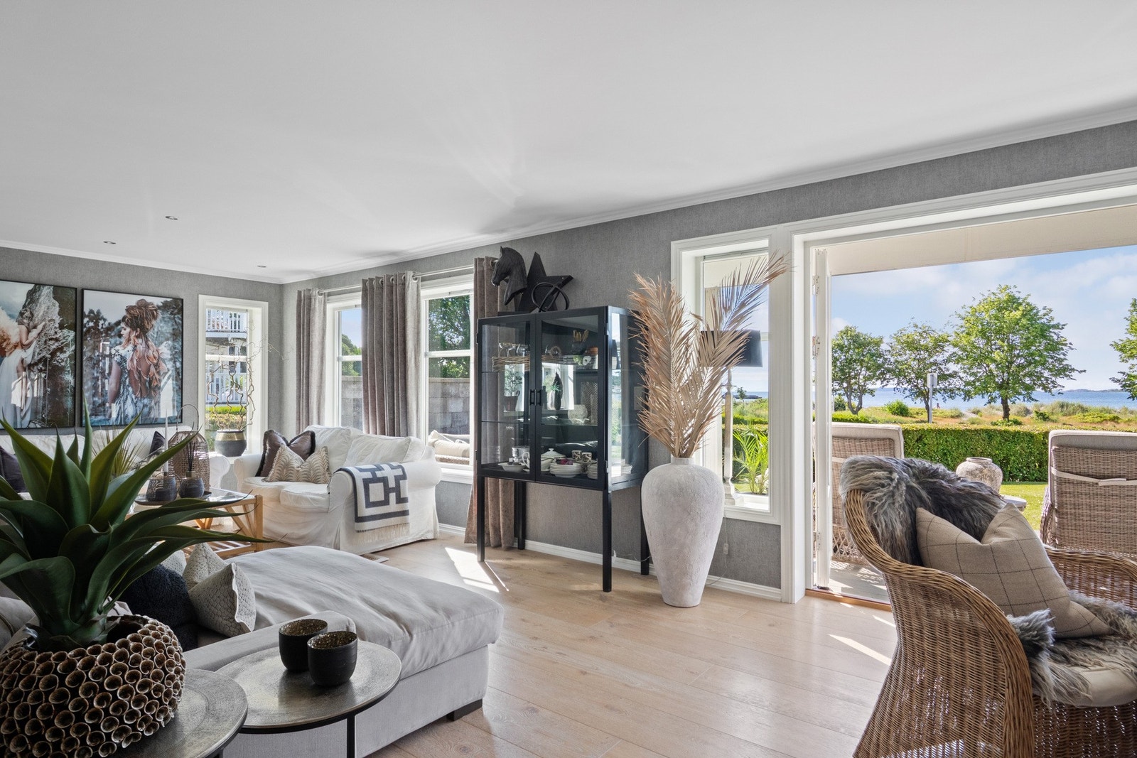 Vel inne i stuen finnes en tofløyet glassdør til den solfylte terrassen i hagen, og om sommeren får man et stort ekstra areal i forlengelse av stuen. Galleribilde