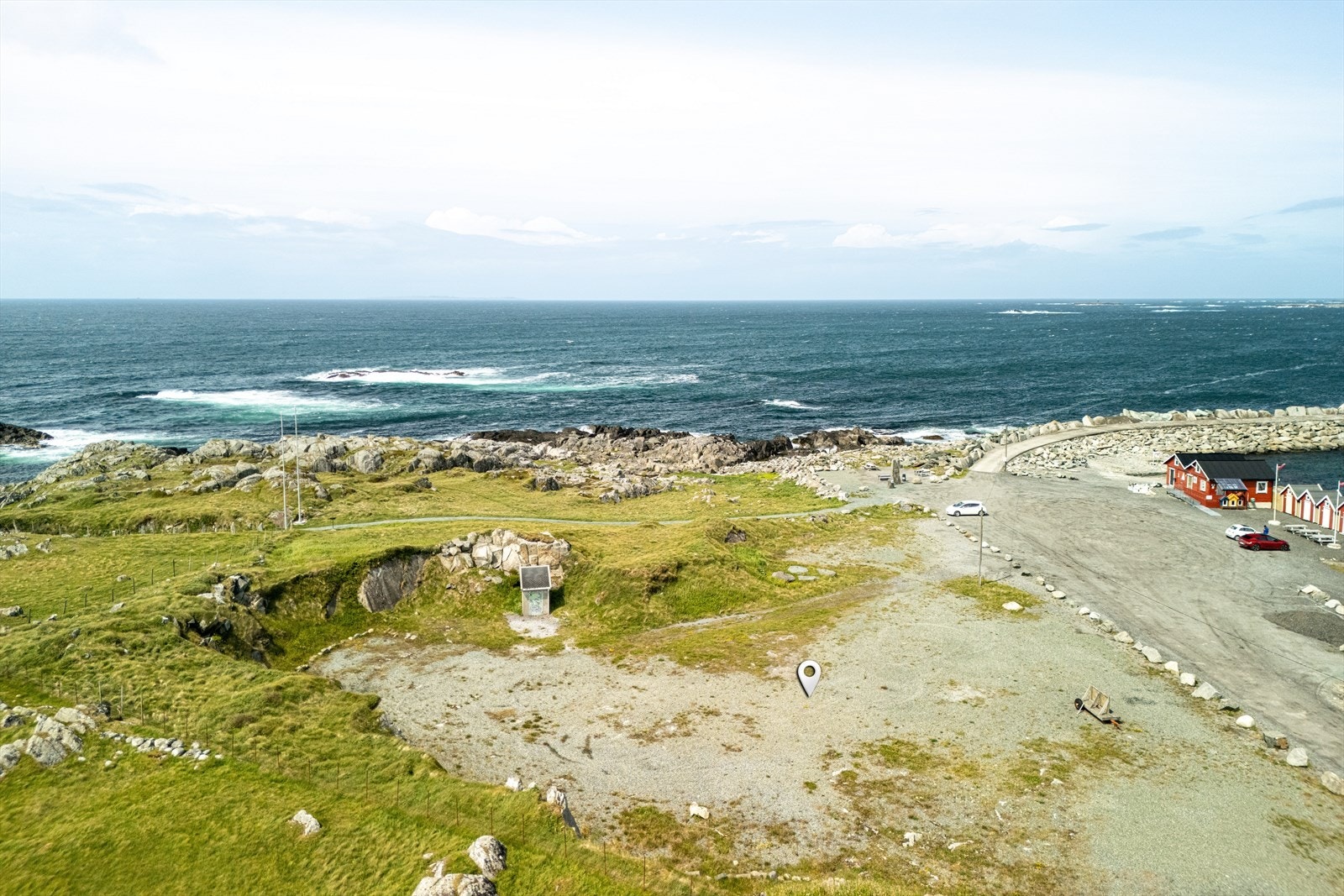 Det er i dag en liten bygning på tomten for styrerom til tårnet på Fishermen's Memorial. Galleribilde