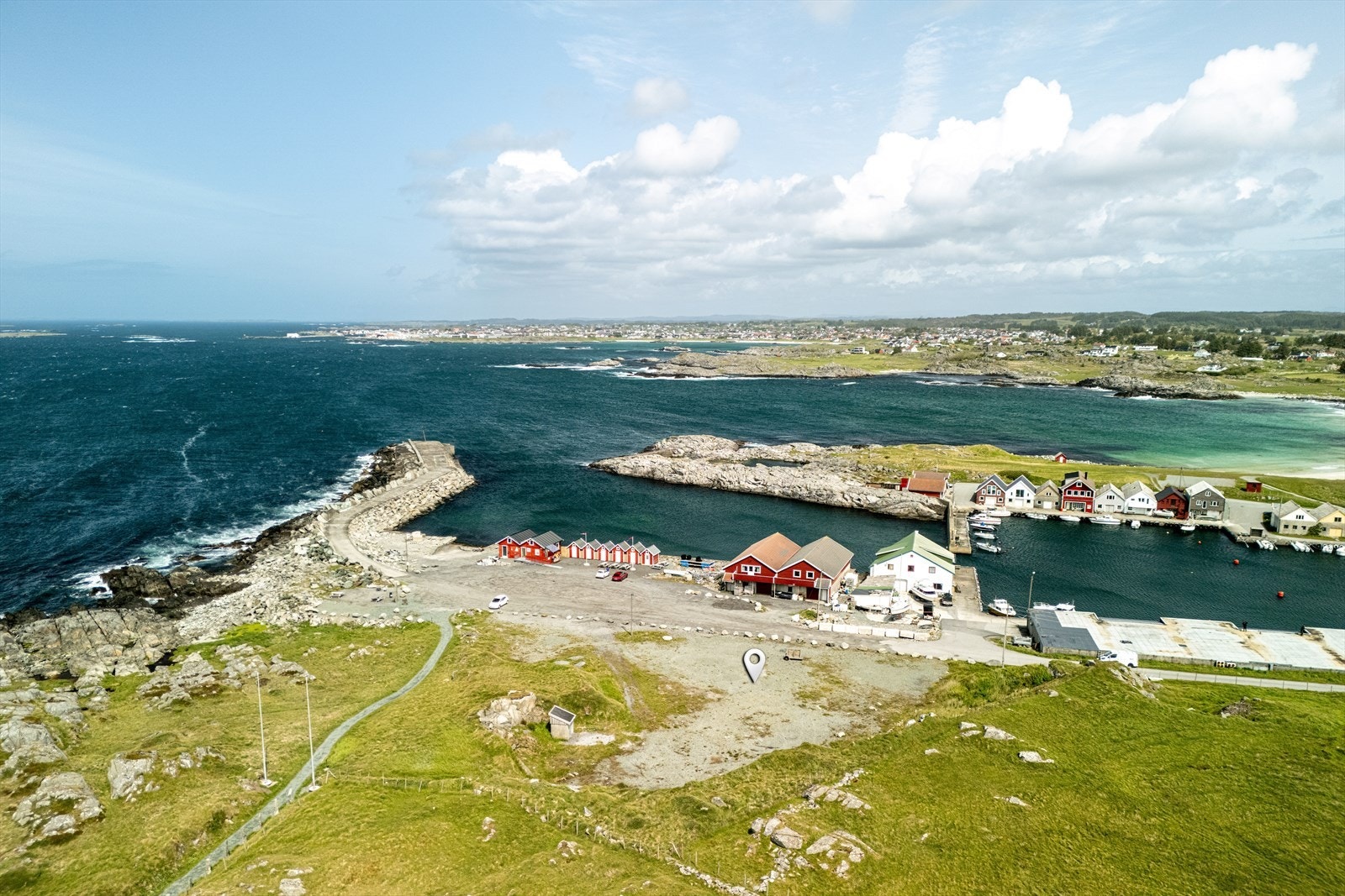 Det er en kort kjøretur til Åkrehamn og sommerbyen Skudeneshavn. Galleribilde