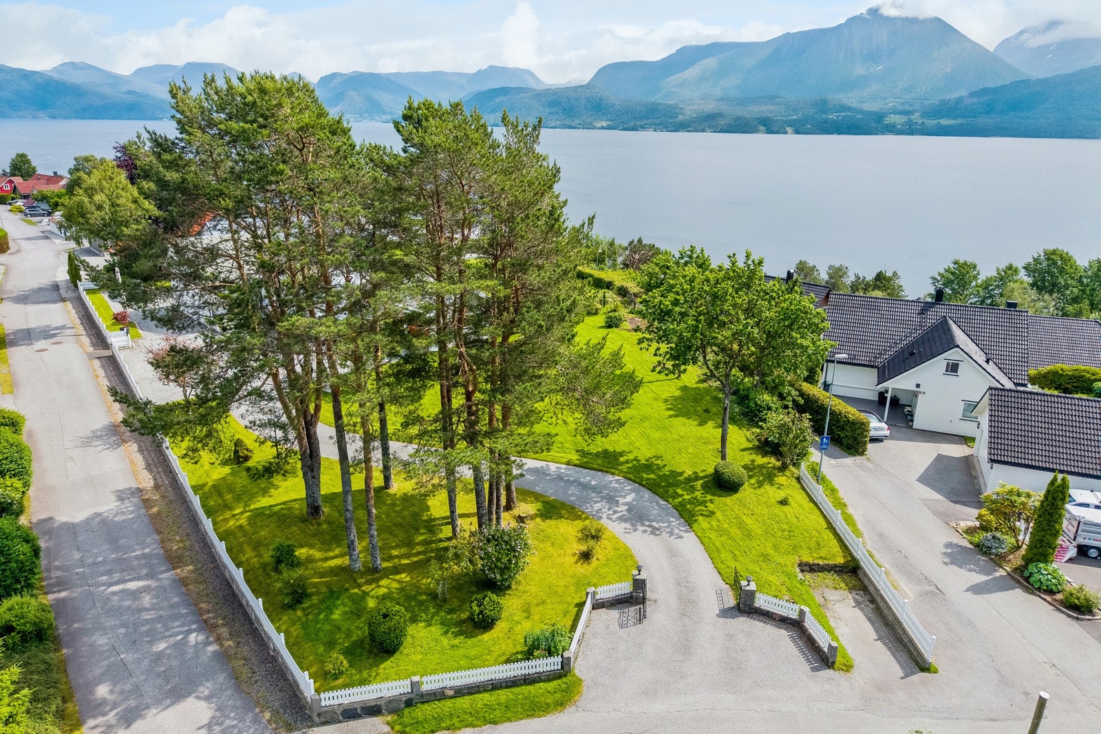 Velkommen til elegante Brudesletta. Tomten er pent vedlikeholdt i form av plen, beplantning og ikke minst har man utsikt mot fjorden. Galleribilde