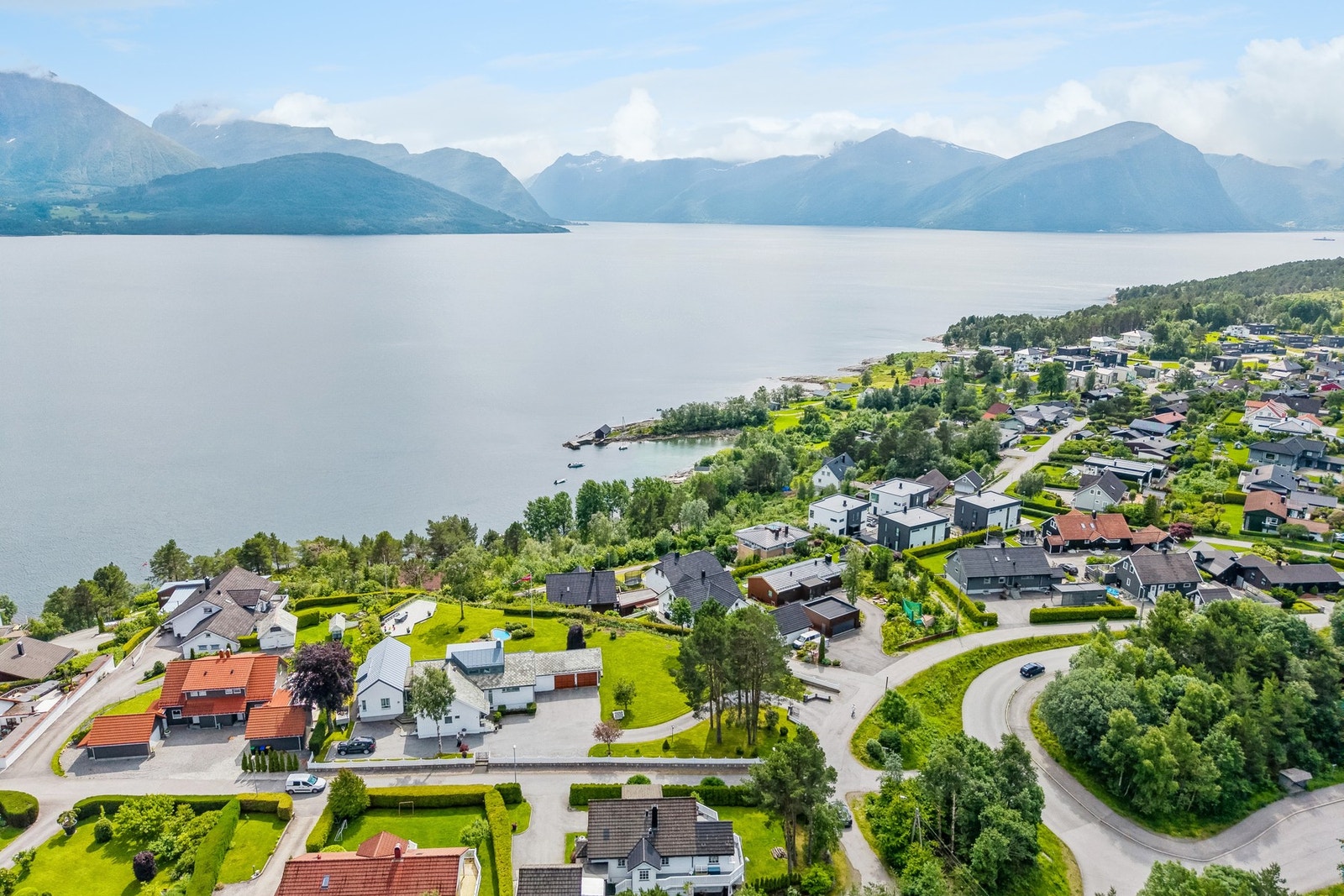Bildet er tatt ca kl 15:00 i månedskiftet juni/juli, legg merke til solforhold og skygger. Galleribilde