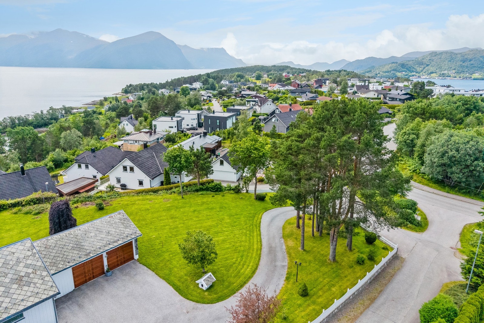 Flott beplantning, egen asfaltert tilkomst kun til tomten og ikke minst egen "furulund" i Nordvestre hjørne. Galleribilde