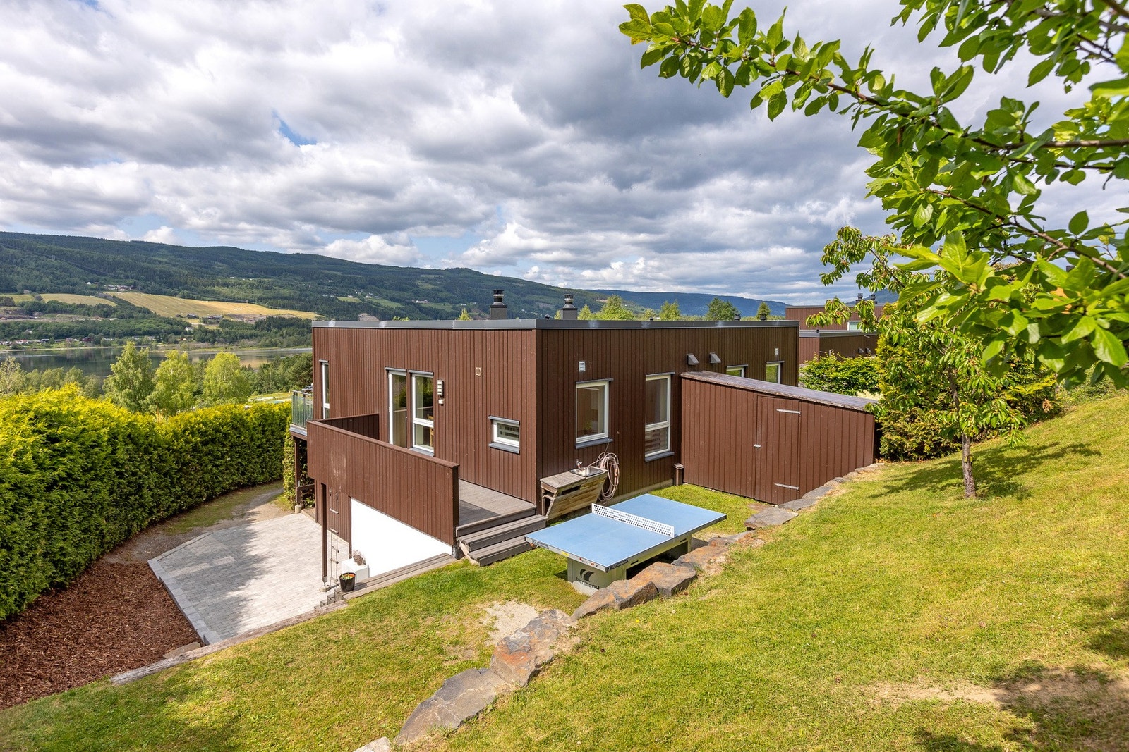 Hagen fremstår som barnevennlig og skjermet, med et jevnt gressareal som innbyr til lek, aktivitet og avslapning. Galleribilde