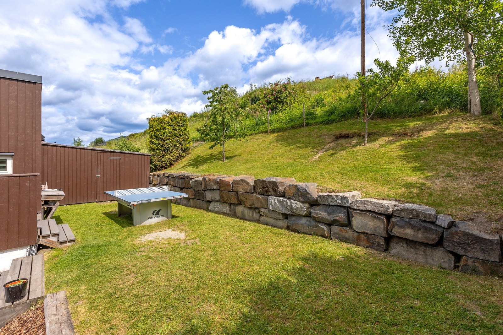 Hyggelige uteplasser med sittebenk og fastmontert bordtennisbord - perfekt for sosiale sammenkomster og familieaktiviteter Galleribilde