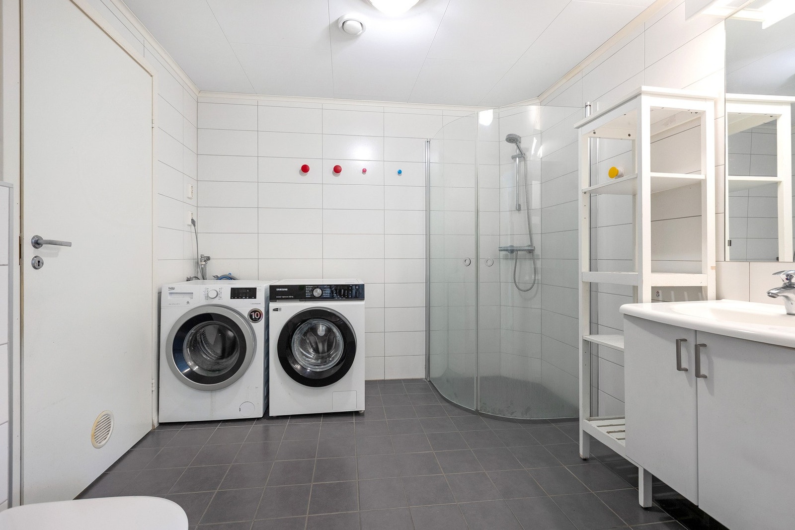 Badet ligger i underetasjen og har en romslig utforming som gir gode muligheter for organisering og oppbevaring. Galleribilde